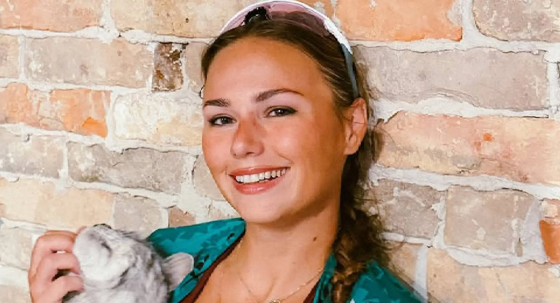 Puck Moonen begint ineens te bloeden in de lift en besmeurt haar favoriete fietspakje