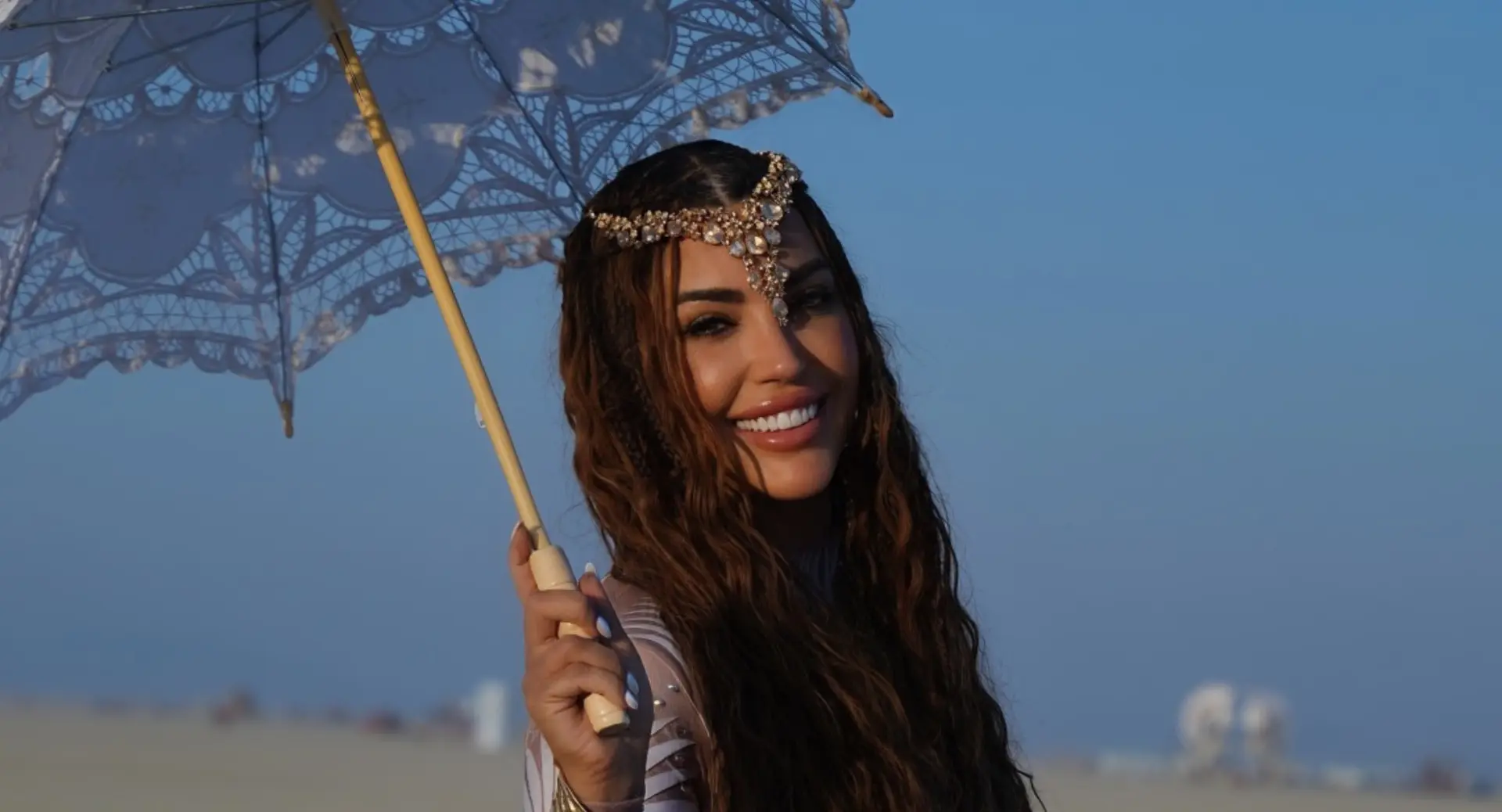 Yolanthe Cabau hangt de beest uit met schaars geklede vriendinnen tijdens extreem festival Burning Man