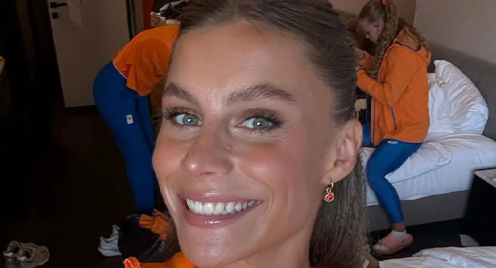Demi van den Wildenberg filmt zichzelf de hele dag en geeft haar achterzijde hoofdrol