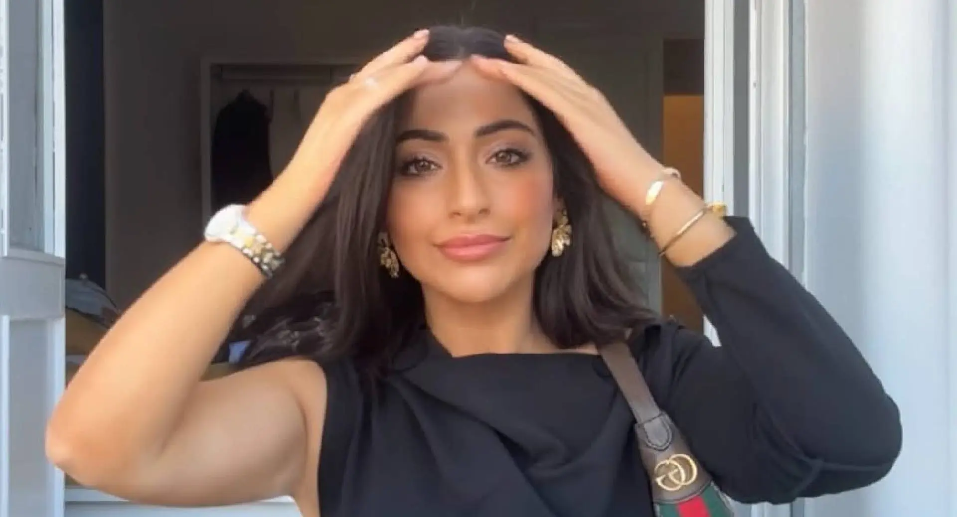 Lale Gül knalt zowat uit haar sportbroekje en laat zich van álle kanten bekijken