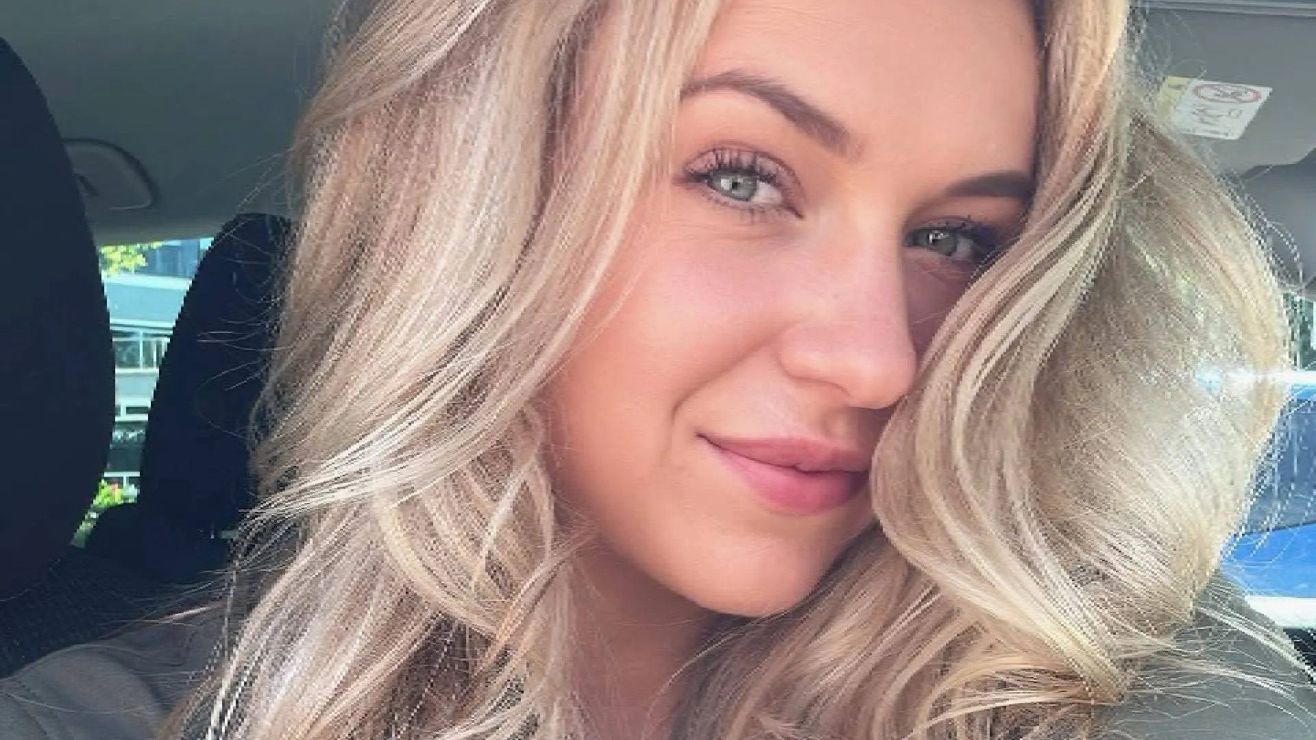 Joy Beune betovert niet alleen Kjeld Nuis met heerlijke selfie in geparkeerde auto
