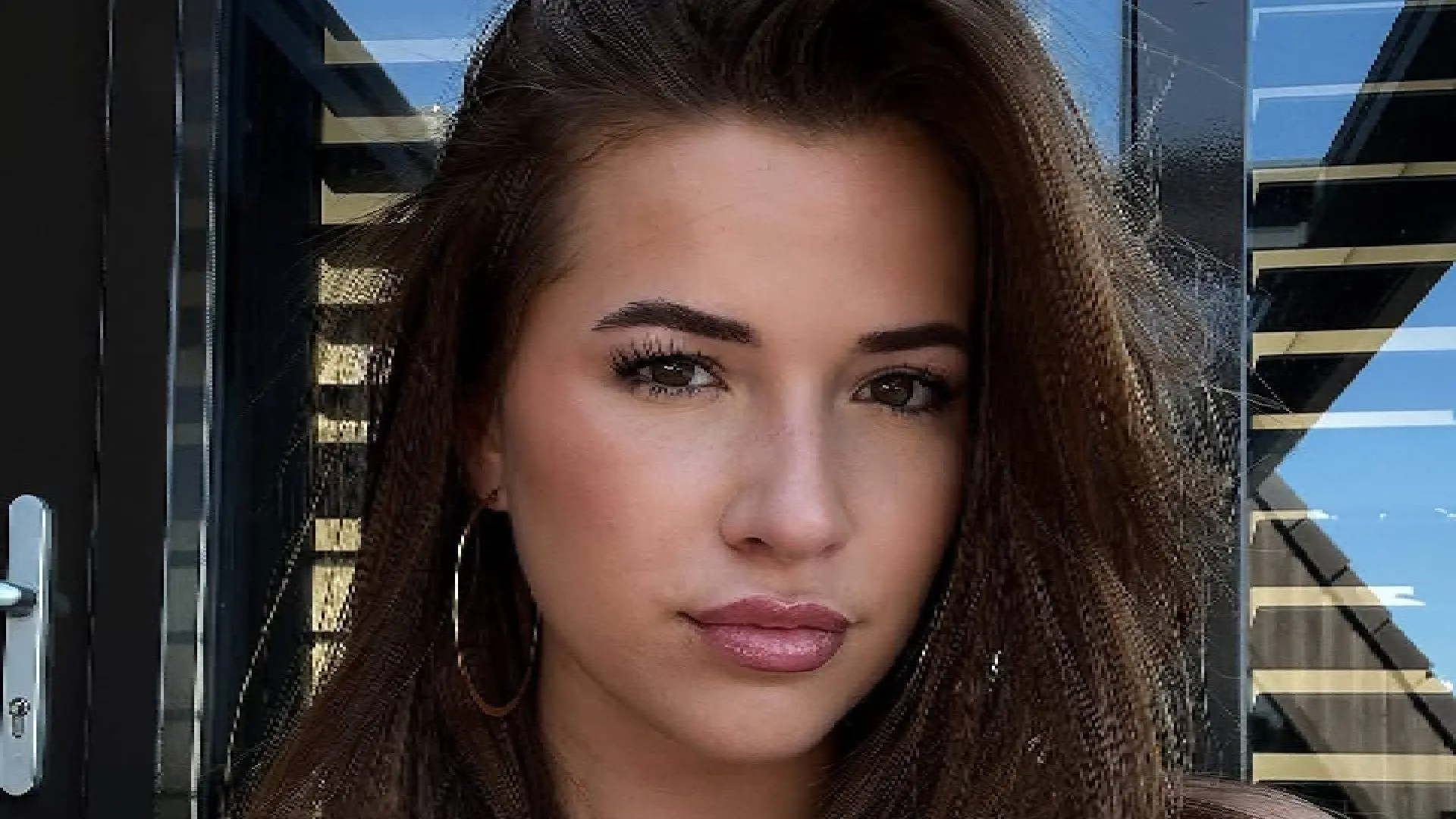 Jade Anna riskeert straf en bezorgt haar vader hartverzakking met filmpje van inbrekende zwerver