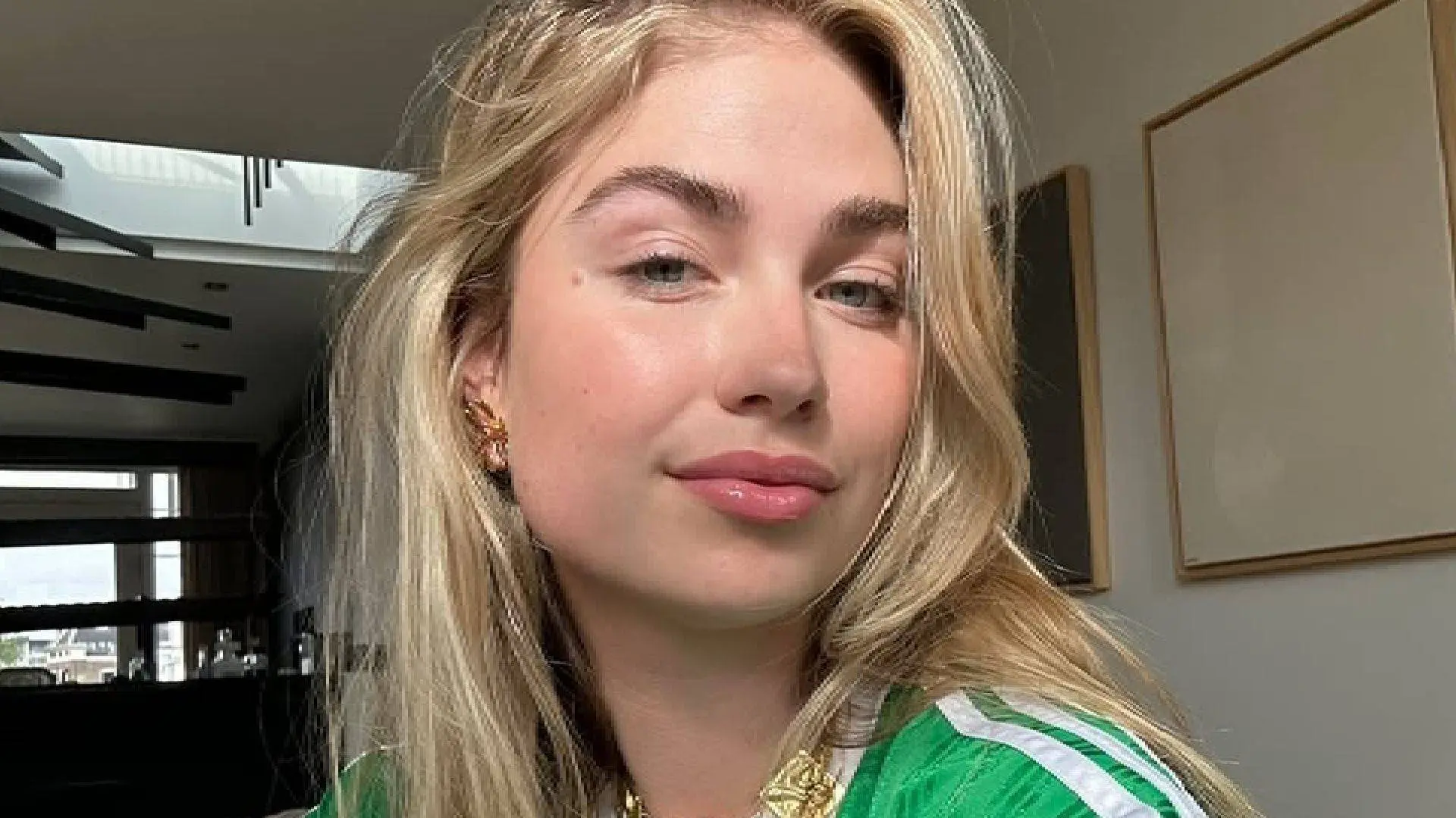 Roxy Dekker geeft vriendje Koen (Bankzitters) een kletsnatte verrassing