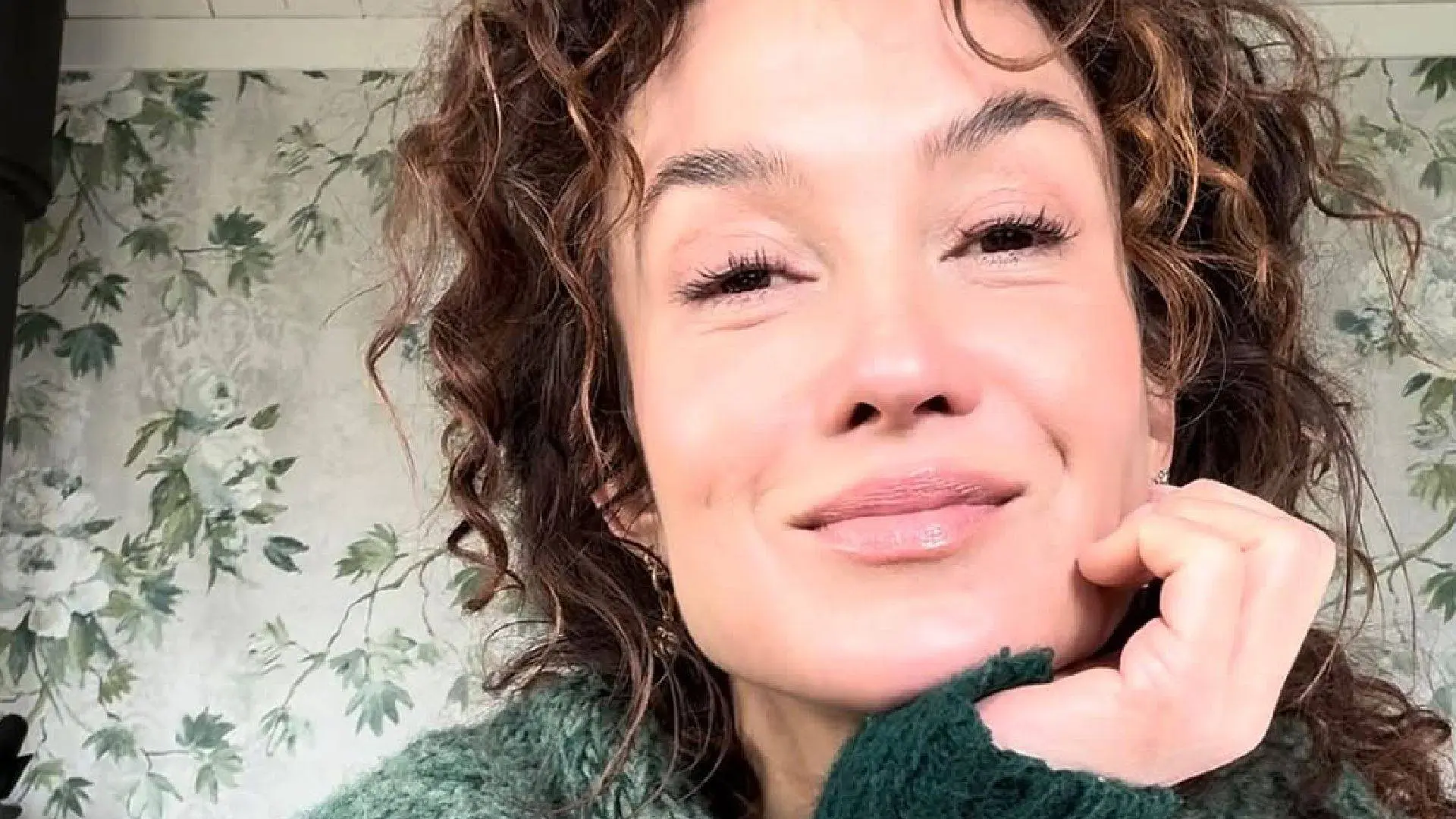 Katja Schuurman buigt voorover en laat zich diep in haar shirtje kijken