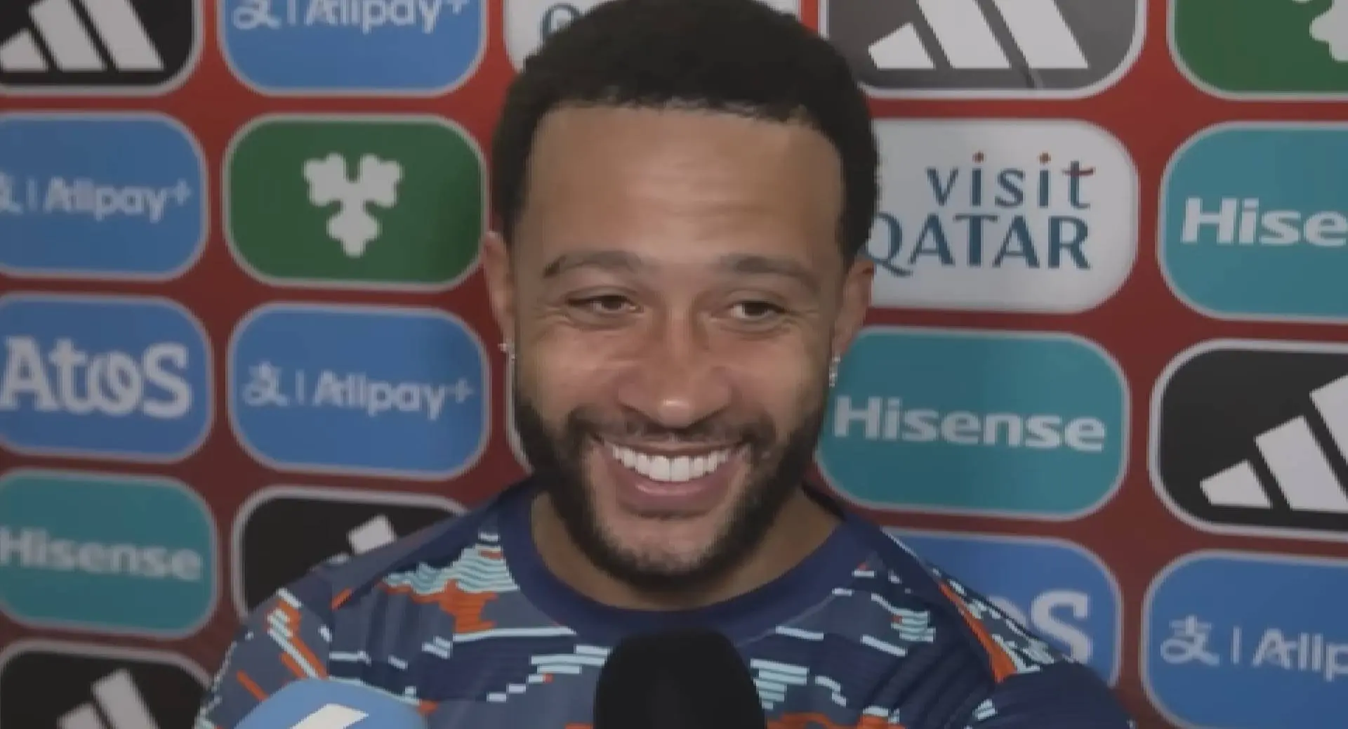 Memphis Depay met streng beveiligd koffertje gespot: wat zit er in?