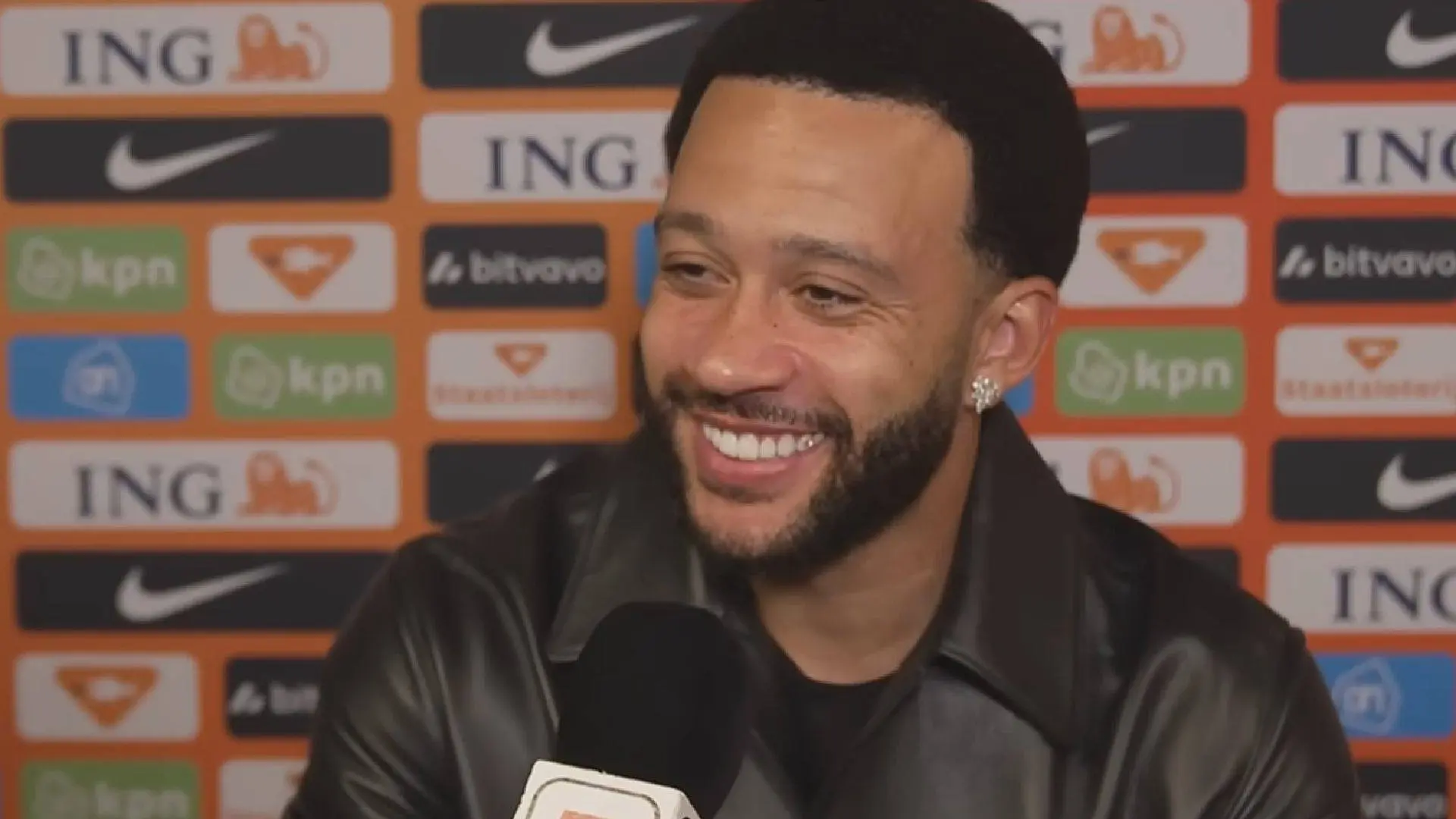 Memphis laat man met handschoentjes zijn onderlichaam bestuderen na Oranje-wedstrijd