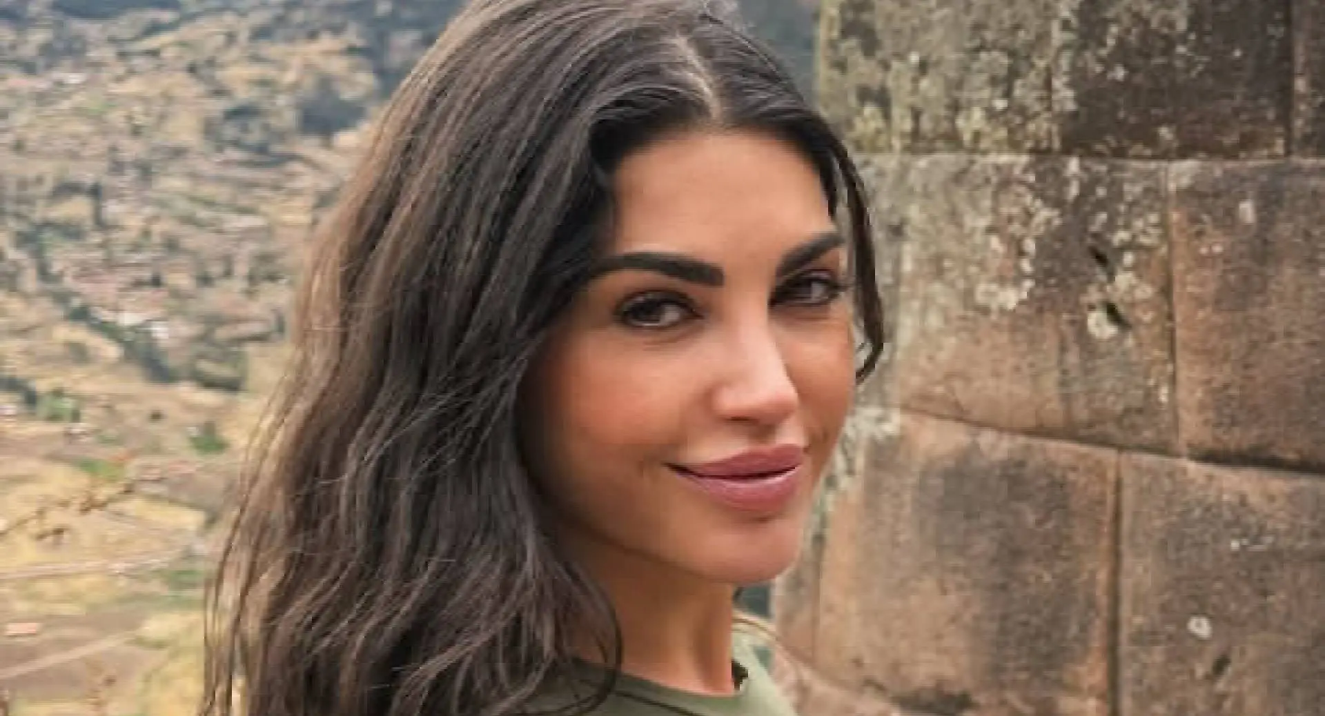 Yolanthe Cabau schittert in rode jurk met opvallend puntige voorzijde
