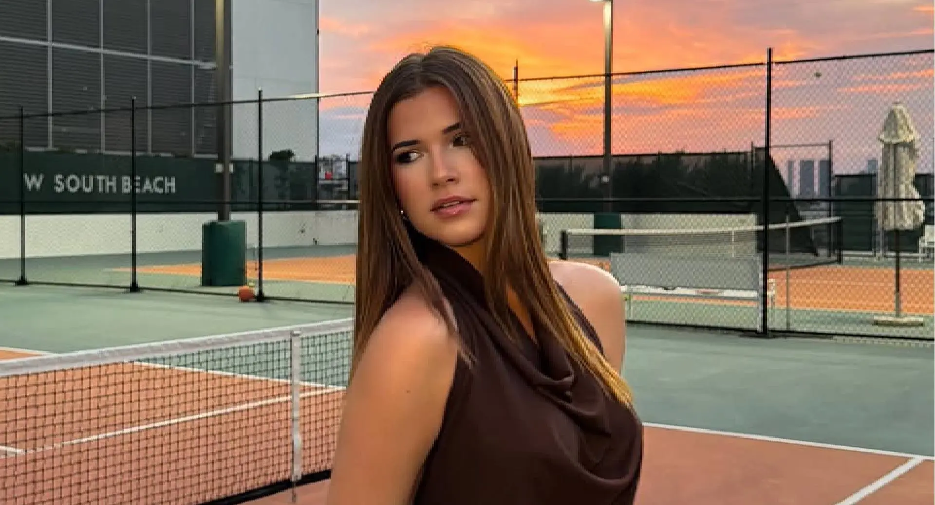 Influencer Jade Anna ontbloot onderlichaam en wordt te grazen genomen met houten apparaat