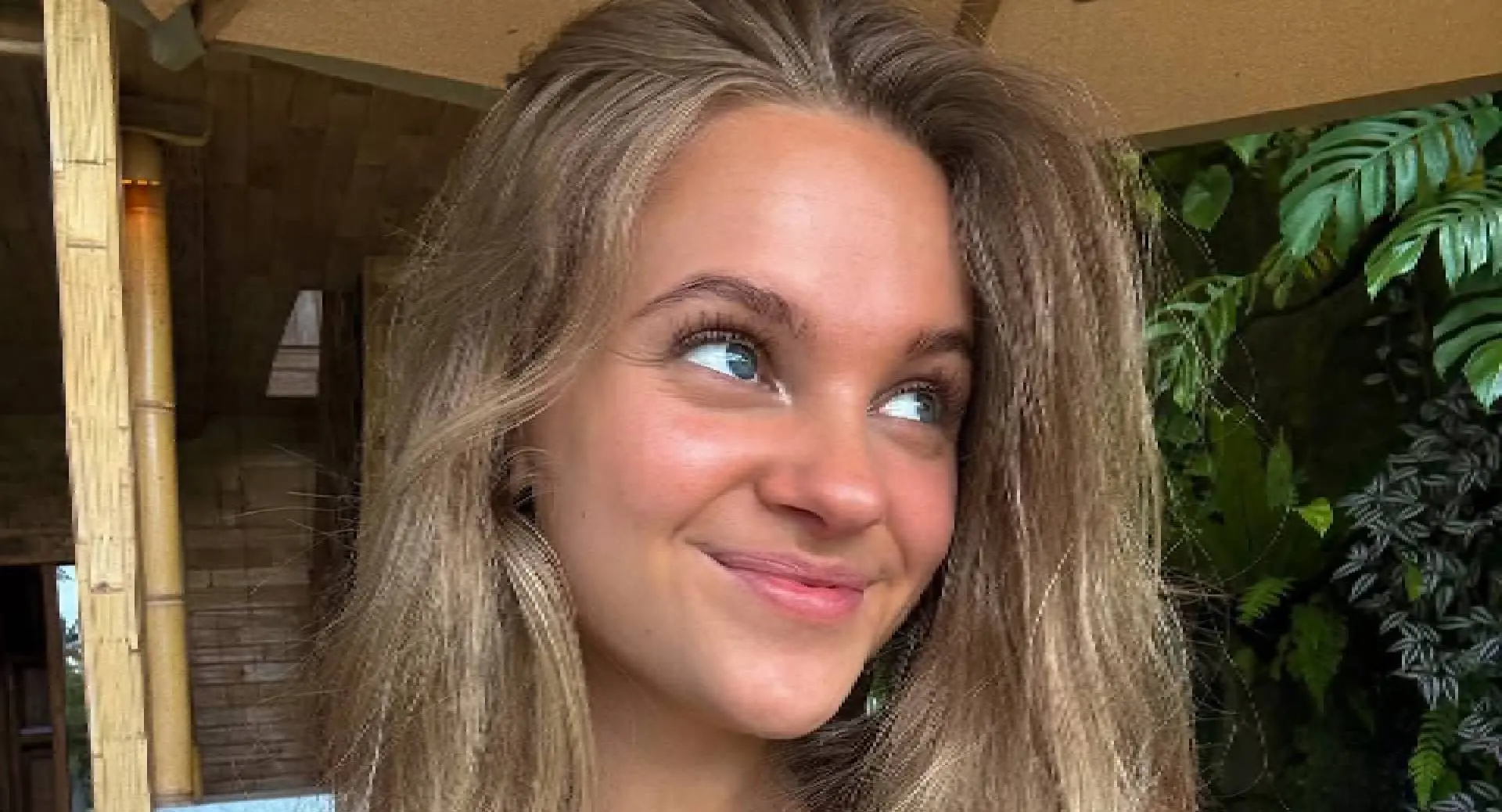 Kes van den Broek laat op Bali zien om welke twee enorme redenen ze bekend is geworden