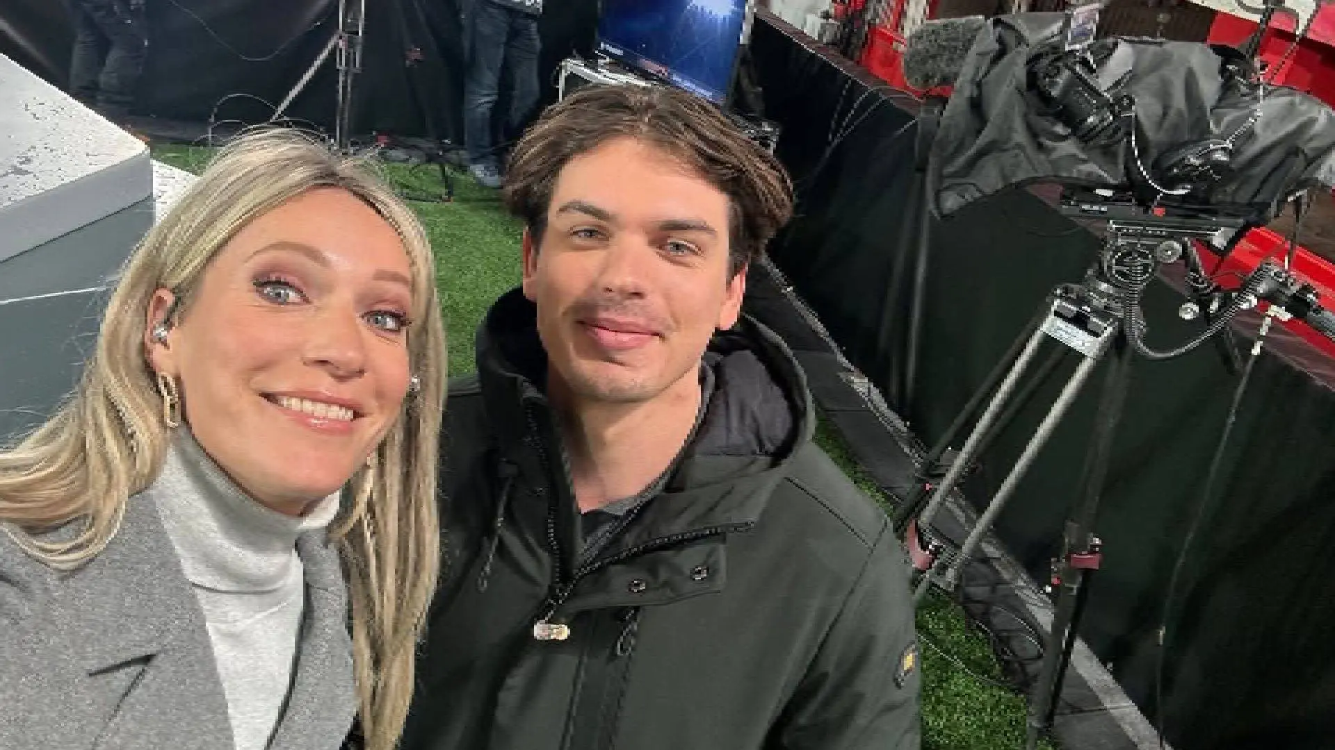 Sam van Royen en Hélène Hendriks hebben het achter de scherm wel héél erg gezellig met elkaar (foto's)