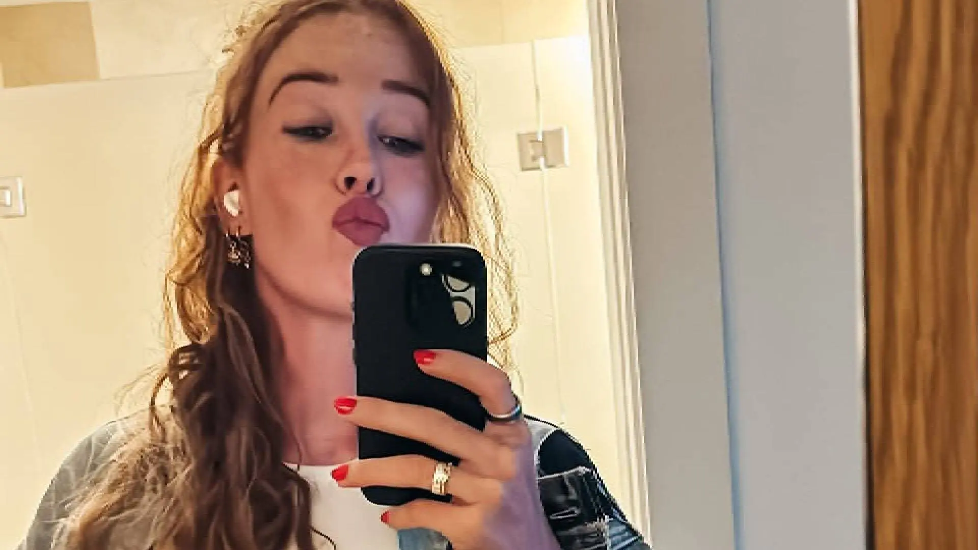 Beeldschone schaatsster Antoinette de Jong poseert voor camera met rode lippenstift en is er helemaal klaar