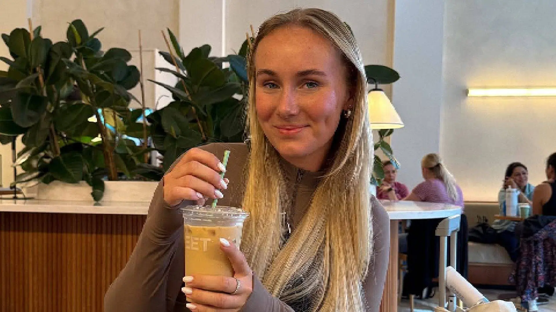 Myron Koops trekt comfortabel pakje aan en laat al haar vormen zien