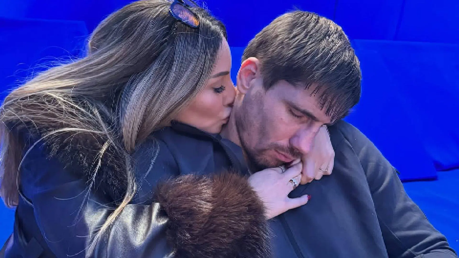 Rico Verhoeven geeft héél duidelijk signaal af met foto van vriendin Naoy in superstrak jurkje