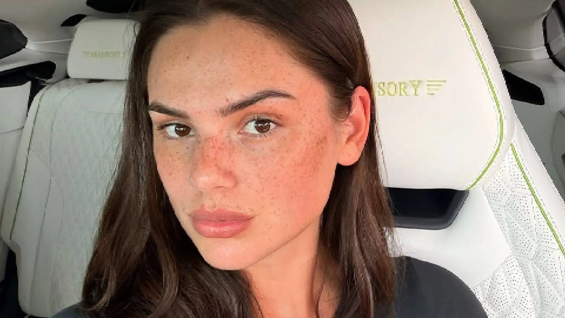 Famke Louise draagt een wel héél gewaagde outfit voor een 'kantoordagje'