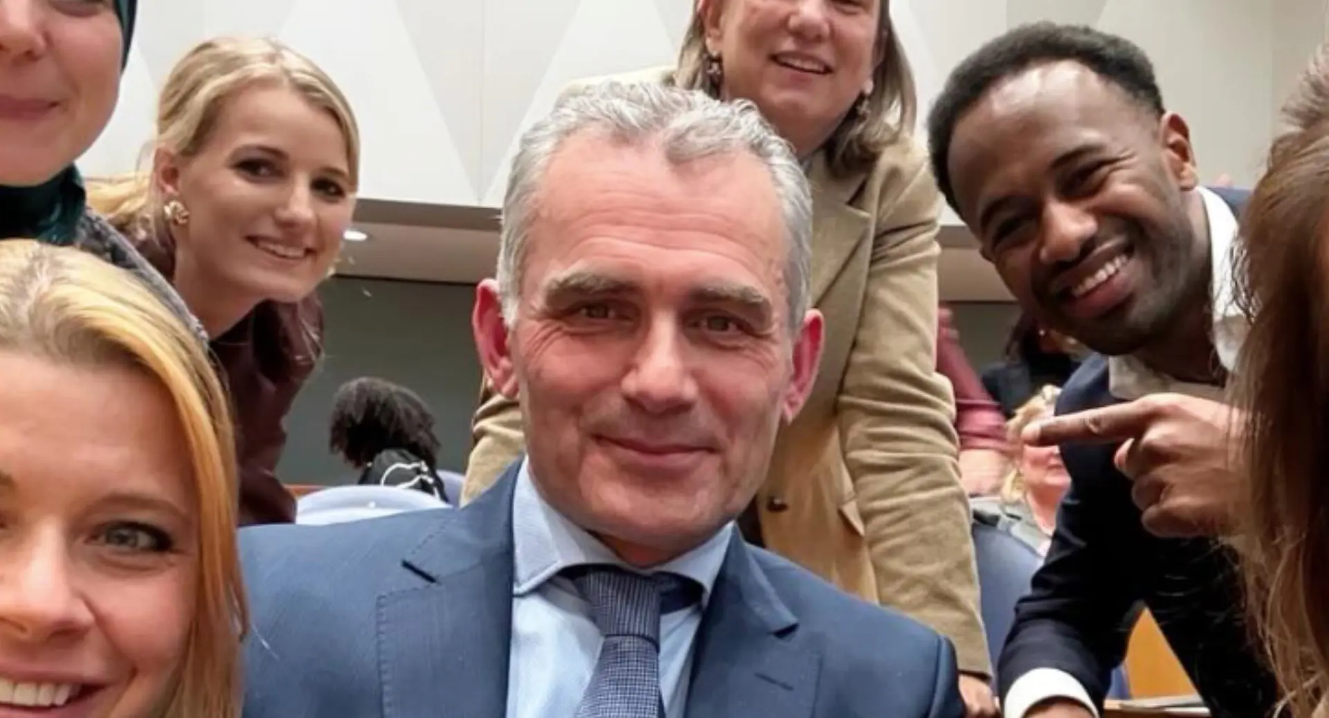 Fractie GroenLinks / PvdA zet verliezend Kamervoorzitter Tom van der Lee in het zonnetje met lachwekkende foto