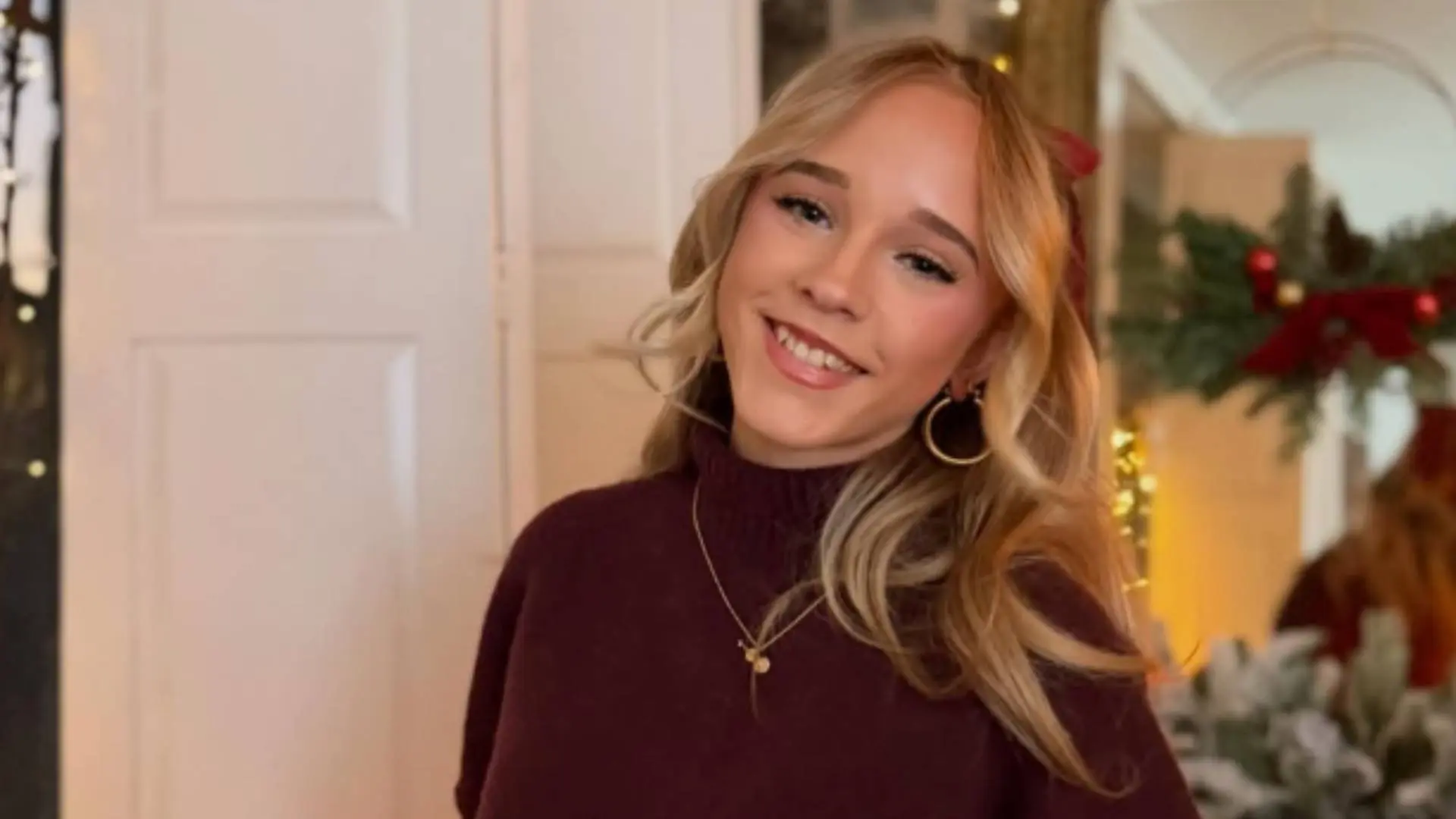 Heeft zangeres Emma Kok relatie met jonge voetballer? 'Konden in zwembad niet van elkaar afblijven'