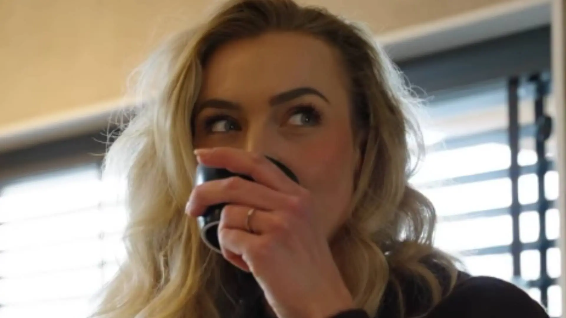 Ploeggenoot van Joy Beune geniet van haar ronde achterbumper en kan zijn tong niet bedwingen