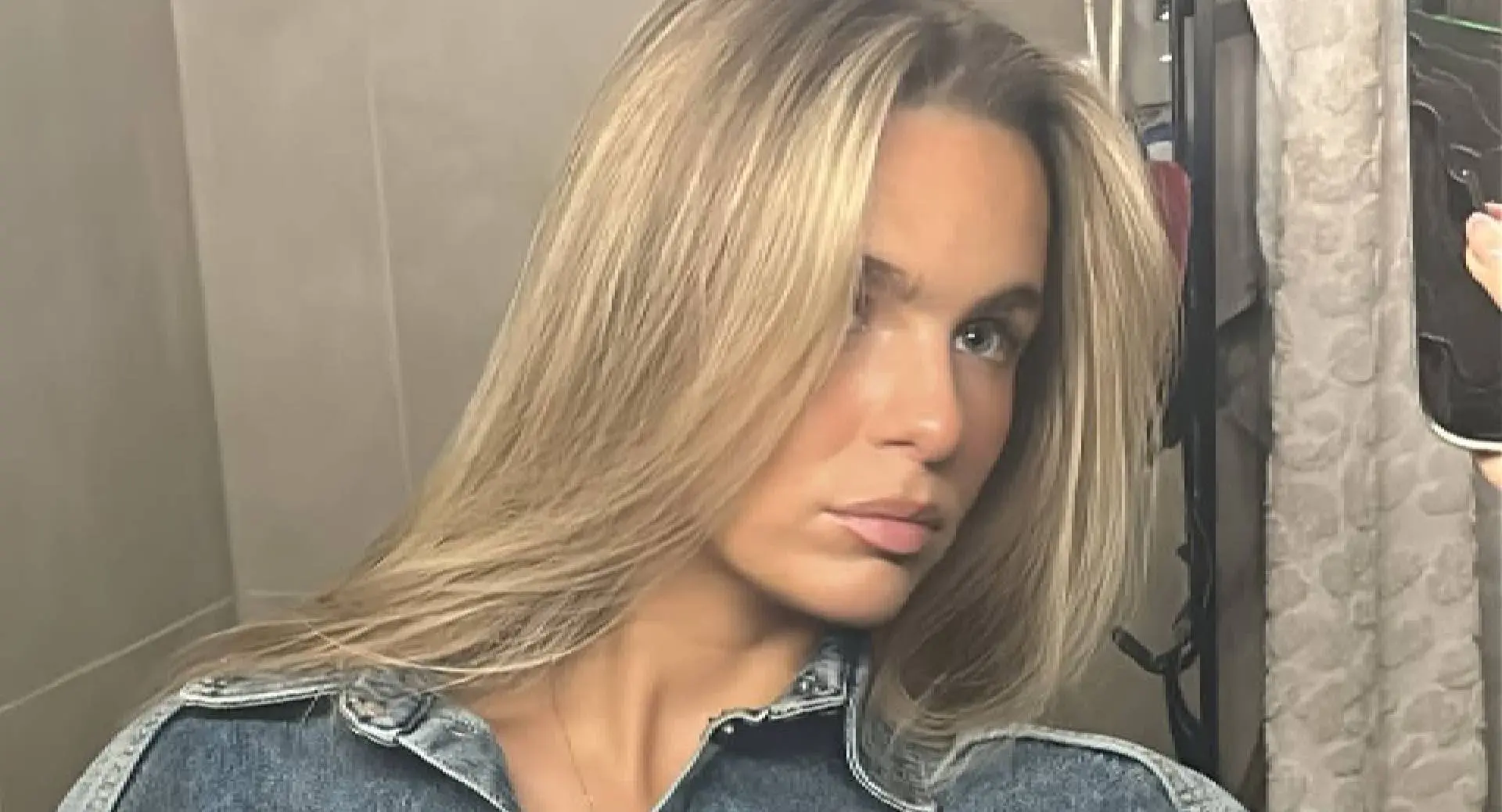 Lies Zhara lift haar bikinitopje omhoog en laat enorm verschil zien