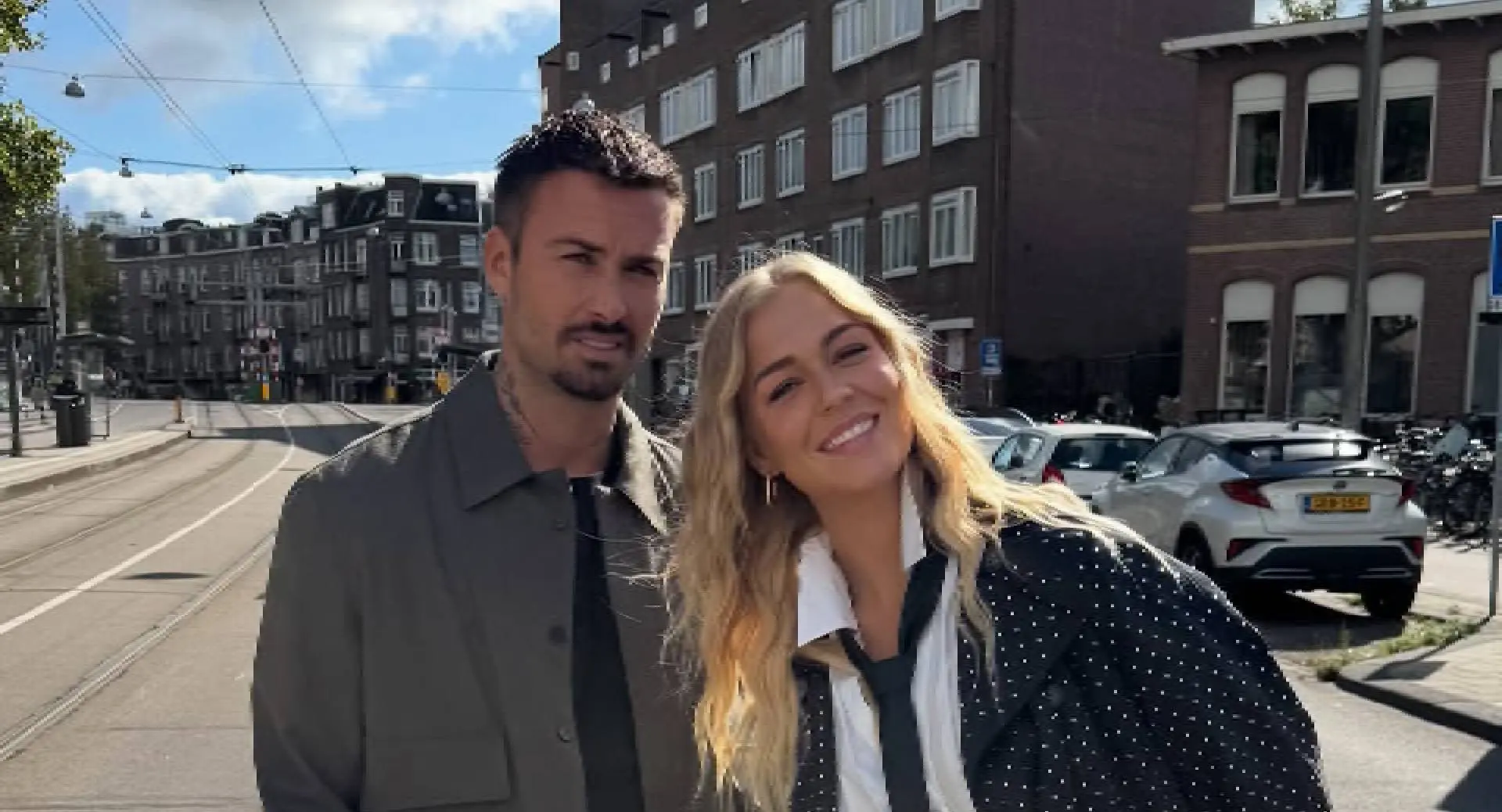 Dave Roelvink boft maar: Marijn Kuipers laat zien dat ze héél flexibel is