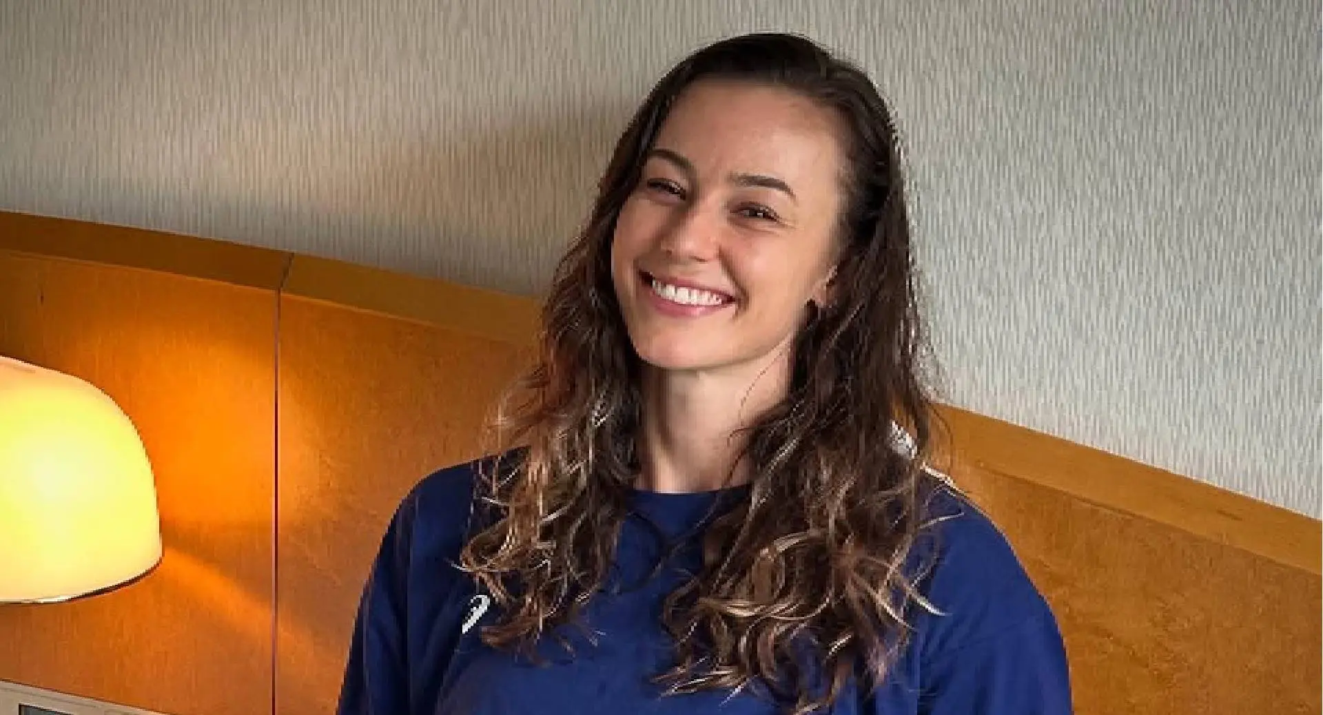 Nadine Visser en Lieke Klaver hebben het zichtbaar koud tijdens gezamenlijk momentje in bad