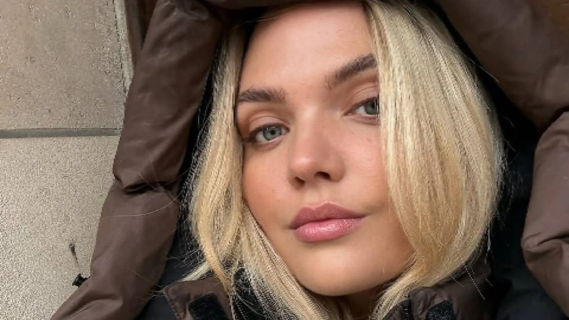Model Isadee Jansen laat volgers wegsmelten bij loeihete bikinifoto's met zichtbare kokosnoot