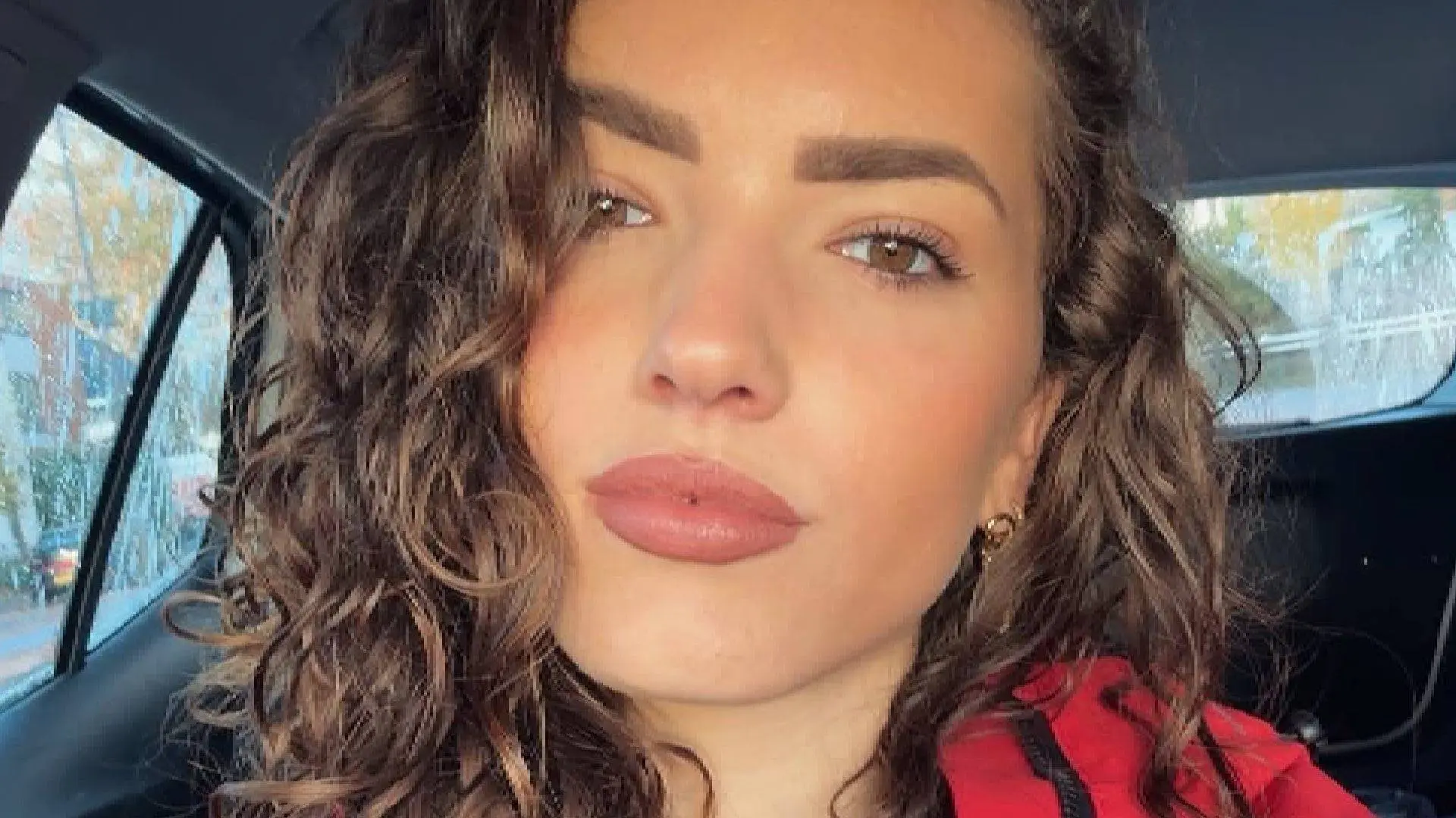 Schaatsster Pien Hersman deelt selfie in topje met kijkgaatje