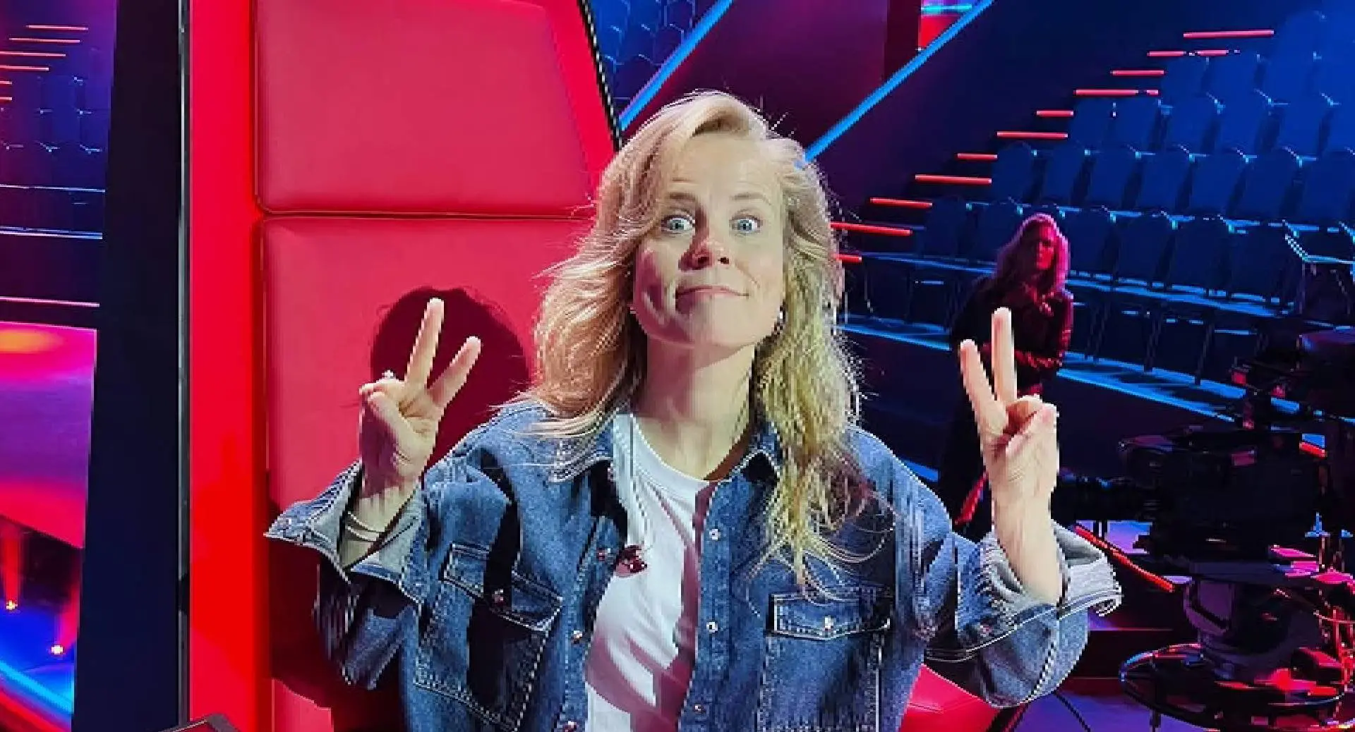 Ilse DeLange kleineert De Jeugd van Tegenwoordig in video voor The Voice: "Van die Mario-geluidjes"