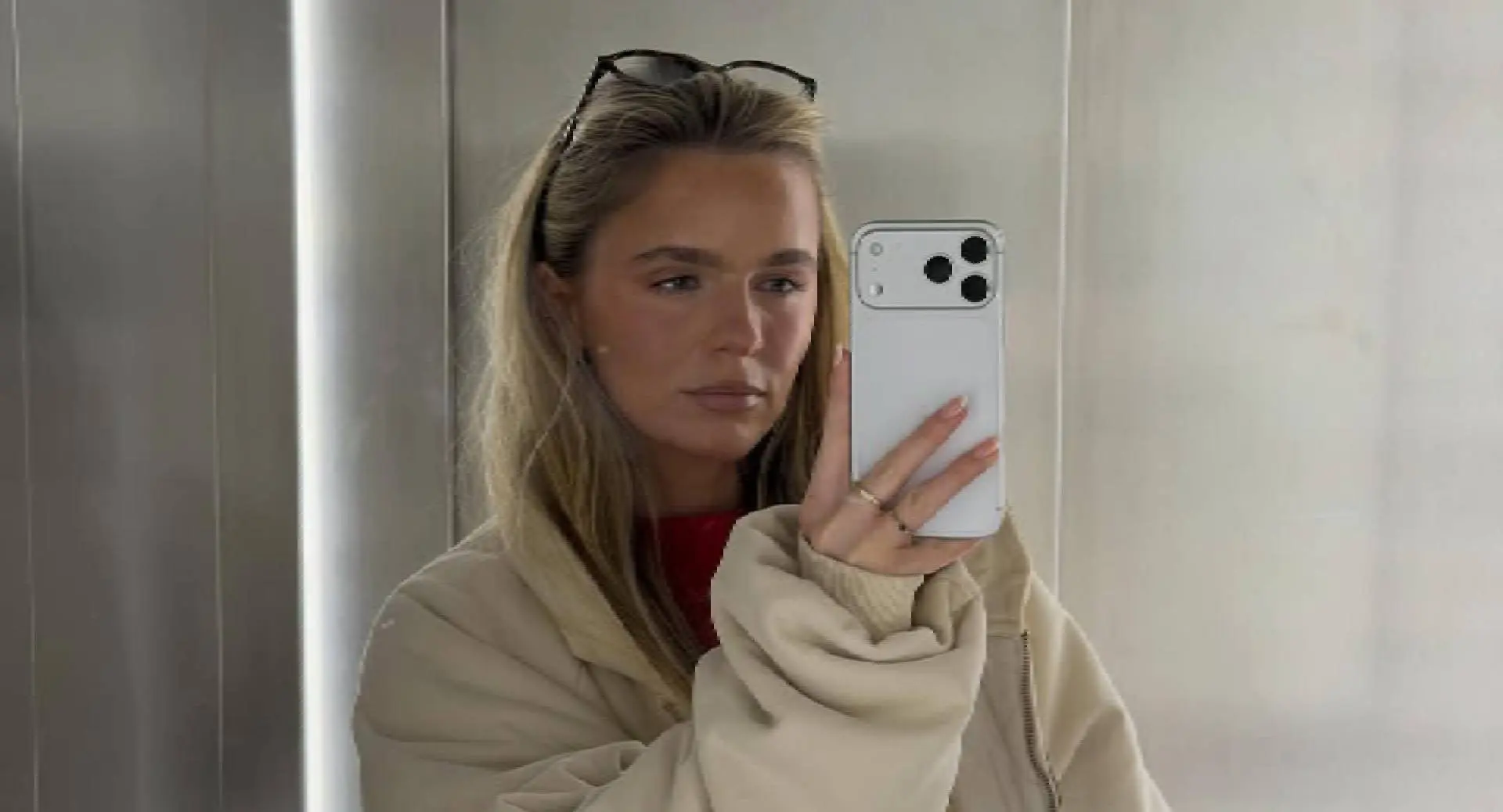 Lies Zhara spant haar flinke kanjers aan in piepklein sporttopje
