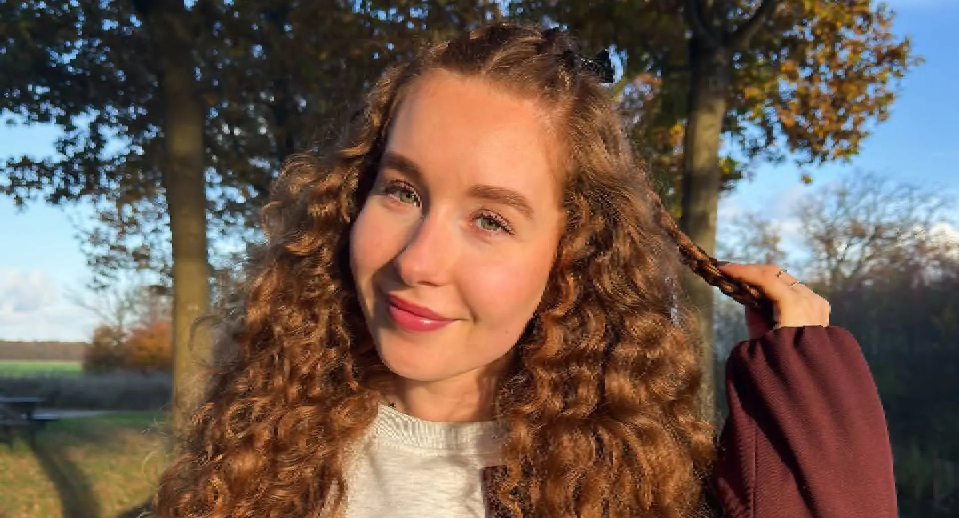 Michelle de Jong drinkt witte substantie na flinke inspanning op verlaten trainingsveld