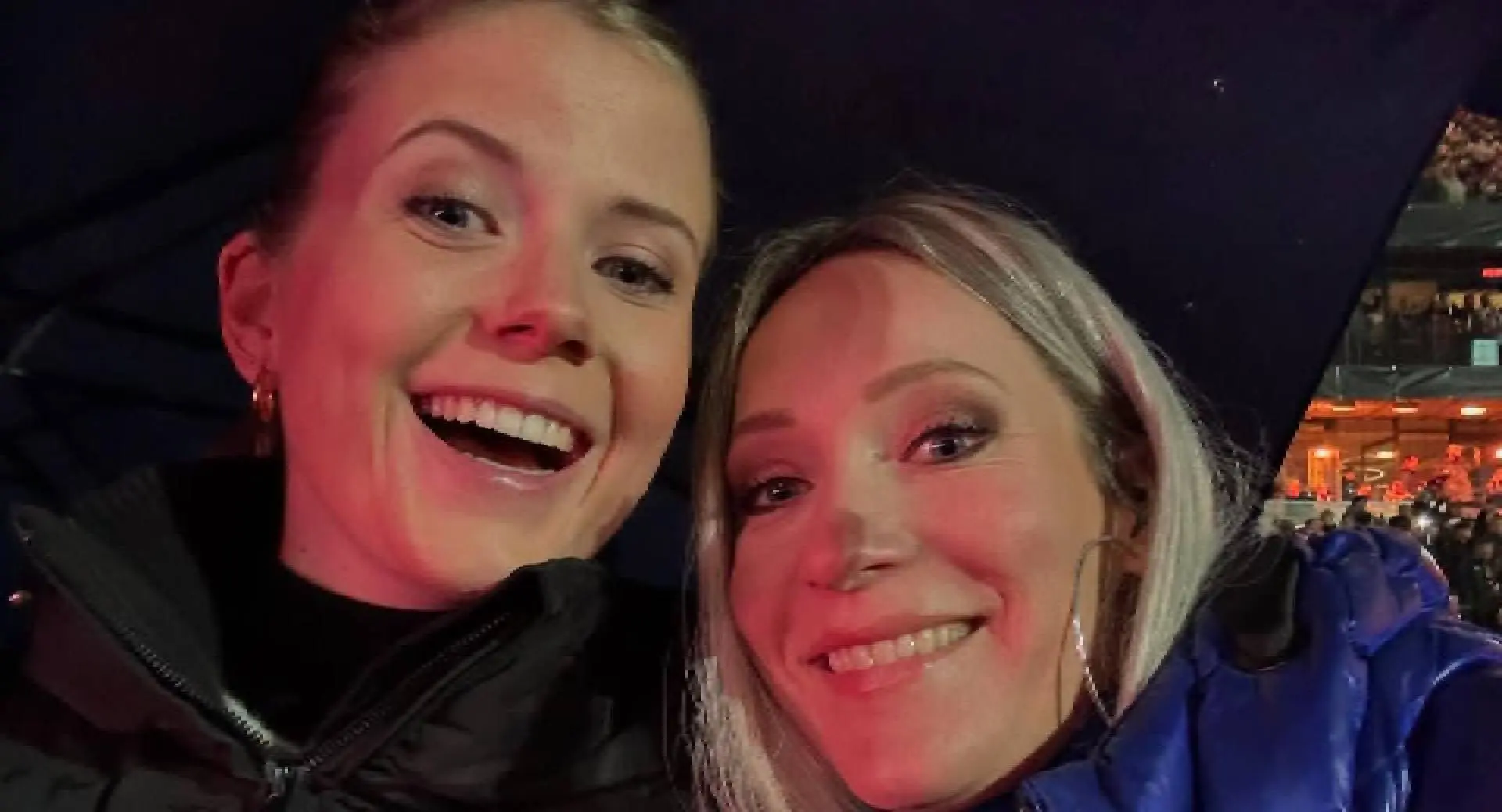 Zeldzame foto van Noa Vahle en Hélène Hendriks duikt op: wijdbeens en languit liggend