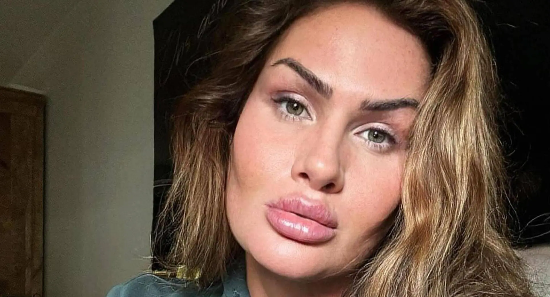 Pijnlijk: Louisa Janssen gespot in rolstoel na opnames Echte Meisjes in de Jungle