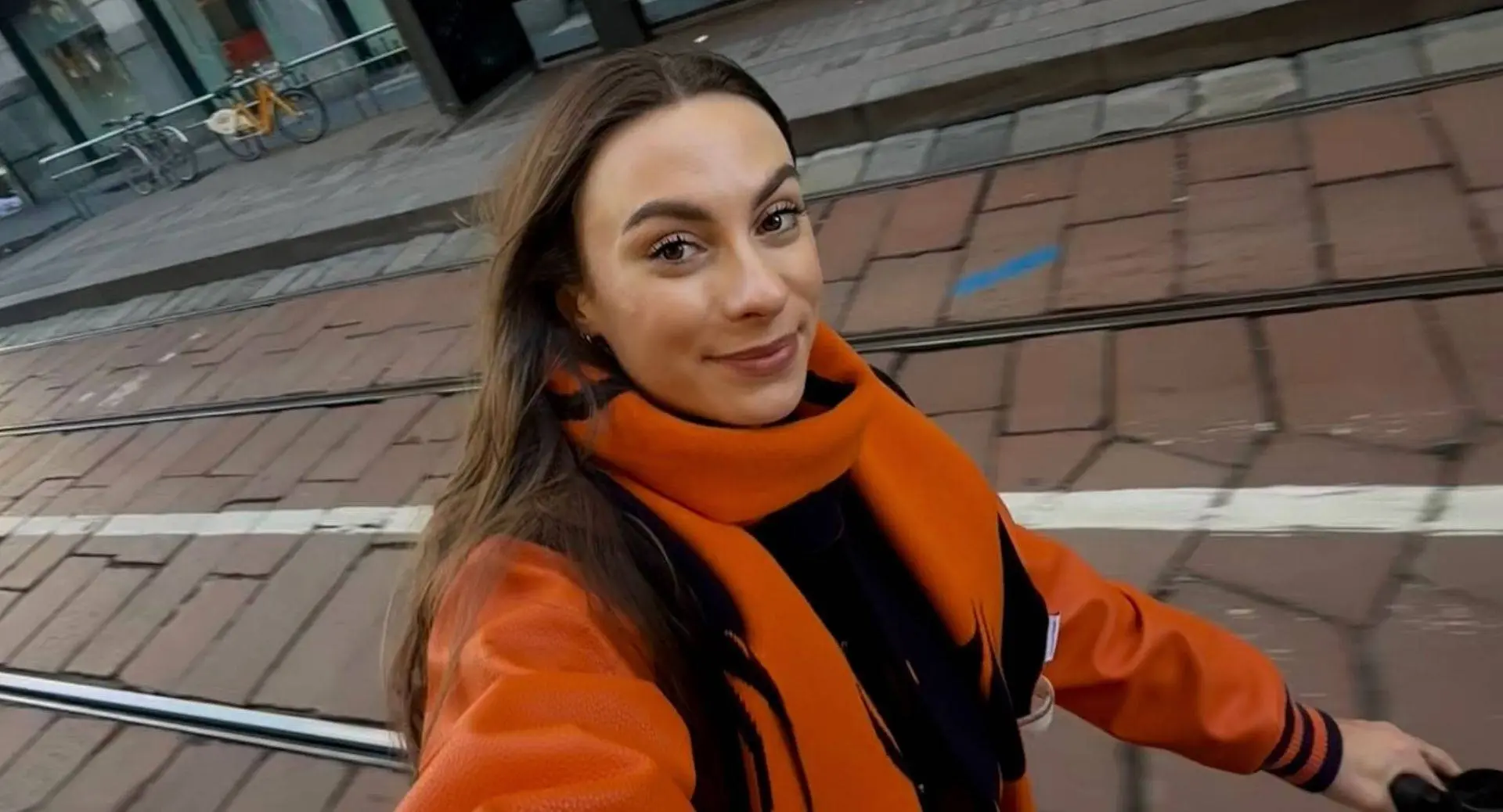 Femke Kok duikt direct na gouden medaille een taxi in met bekende man en verwent hem
