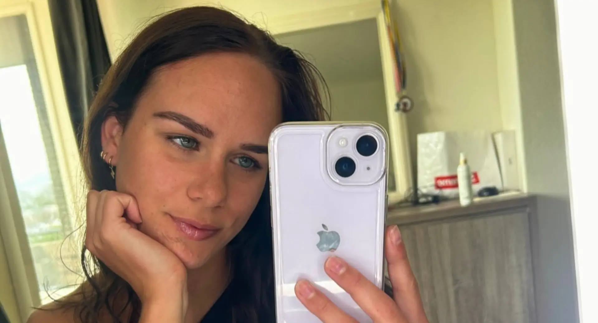 Schaatstalent Anna Boersma heeft héél weinig kleding nodig tijdens bloedheet uitstapje