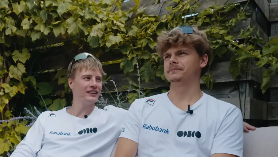 Shorttrackers Melle en Jens van 't Wout gaan los in Olympisch dorp en laven zich aan gratis drank