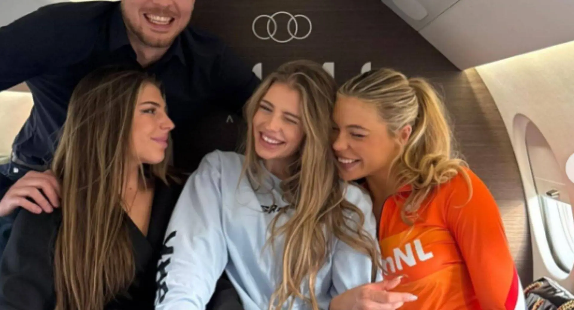 Jutta Leerdam smokkelt haar knappe zusjes Merel en Beaudine in privéjet mee naar Milaan