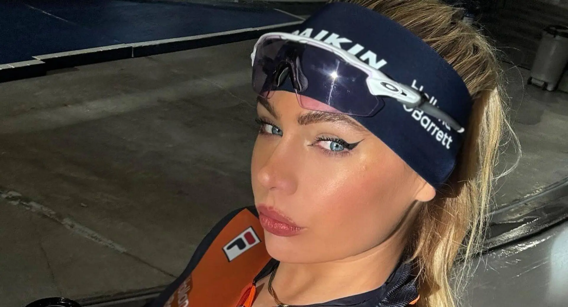 Antoinette de Jong, Jutta Leerdam en Femke Kok verkopen hun gedragen schaatspakjes