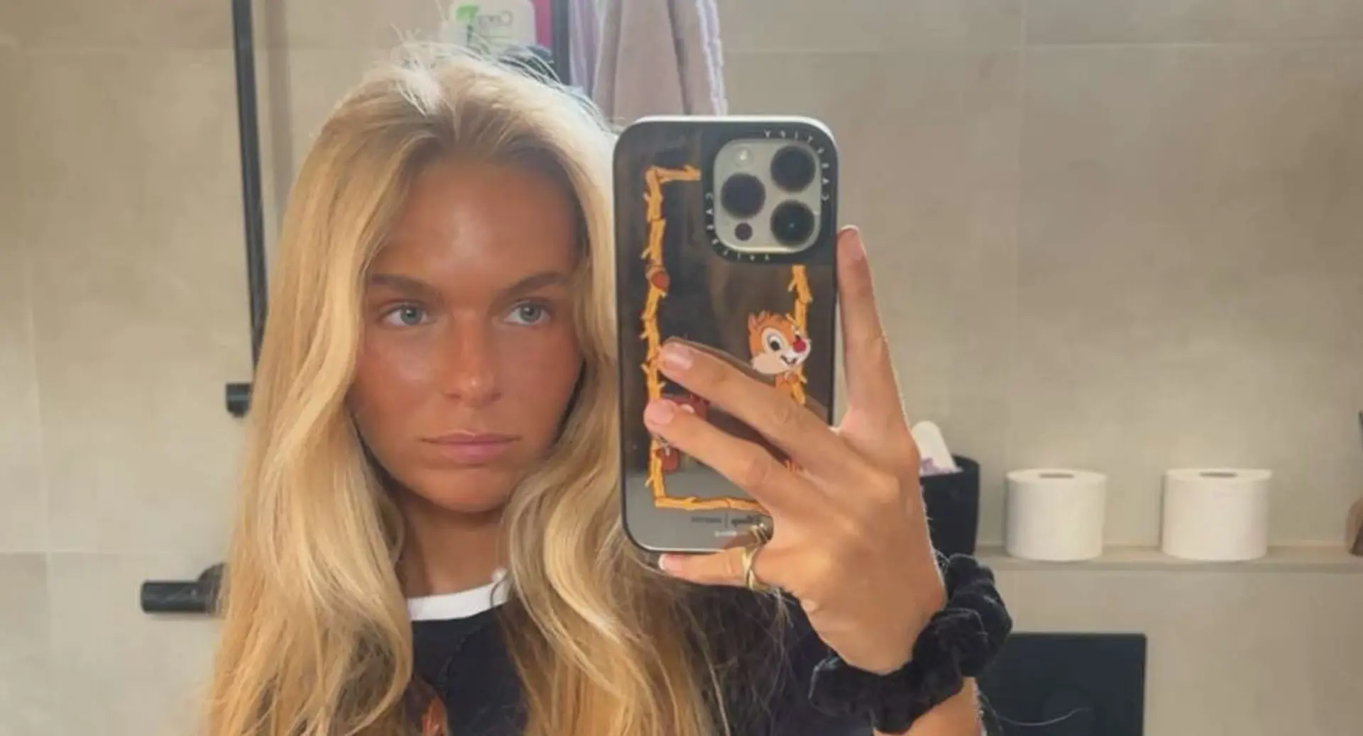 Lies Zhara bedekt zich nauwelijks in de zon en showt knalrode borst