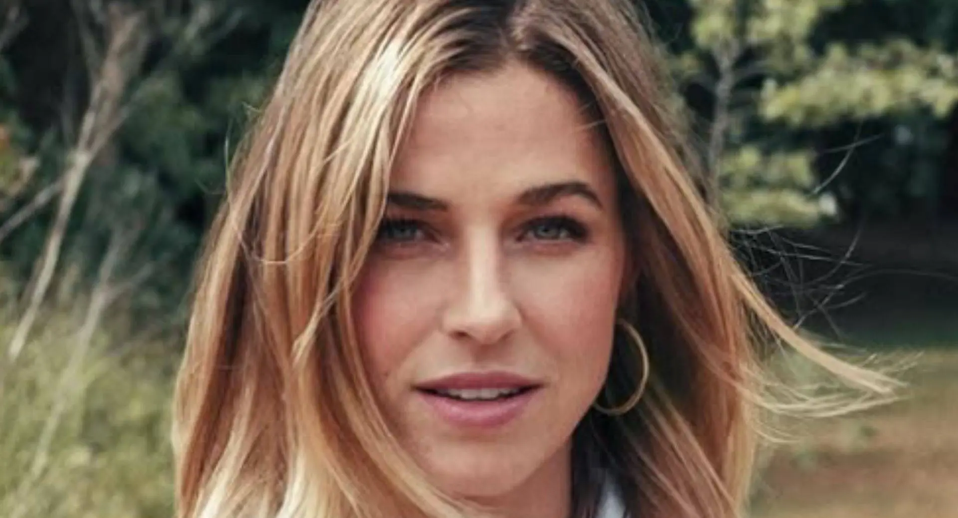 Schaars geklede Jackie Groenen staat ineens héél dicht tegen Kim Kardashian aan