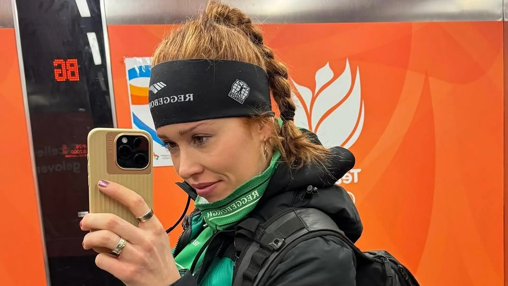 Schaatsster Antoinette de Jong gooit haar been flink de lucht in tijdens dagje strand