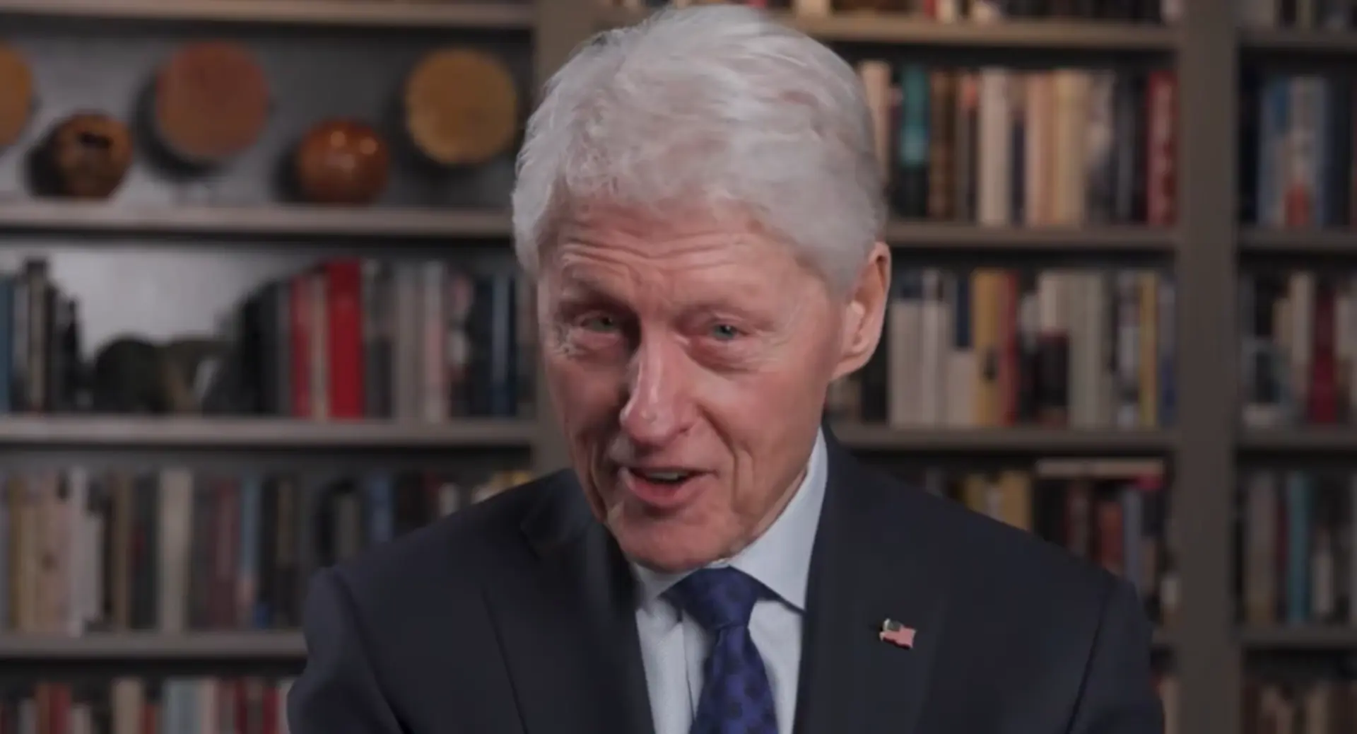 Bizar: Bill Clinton kijkt verlekkerd naar oude Epstein-foto's, advocaat moet ingrijpen