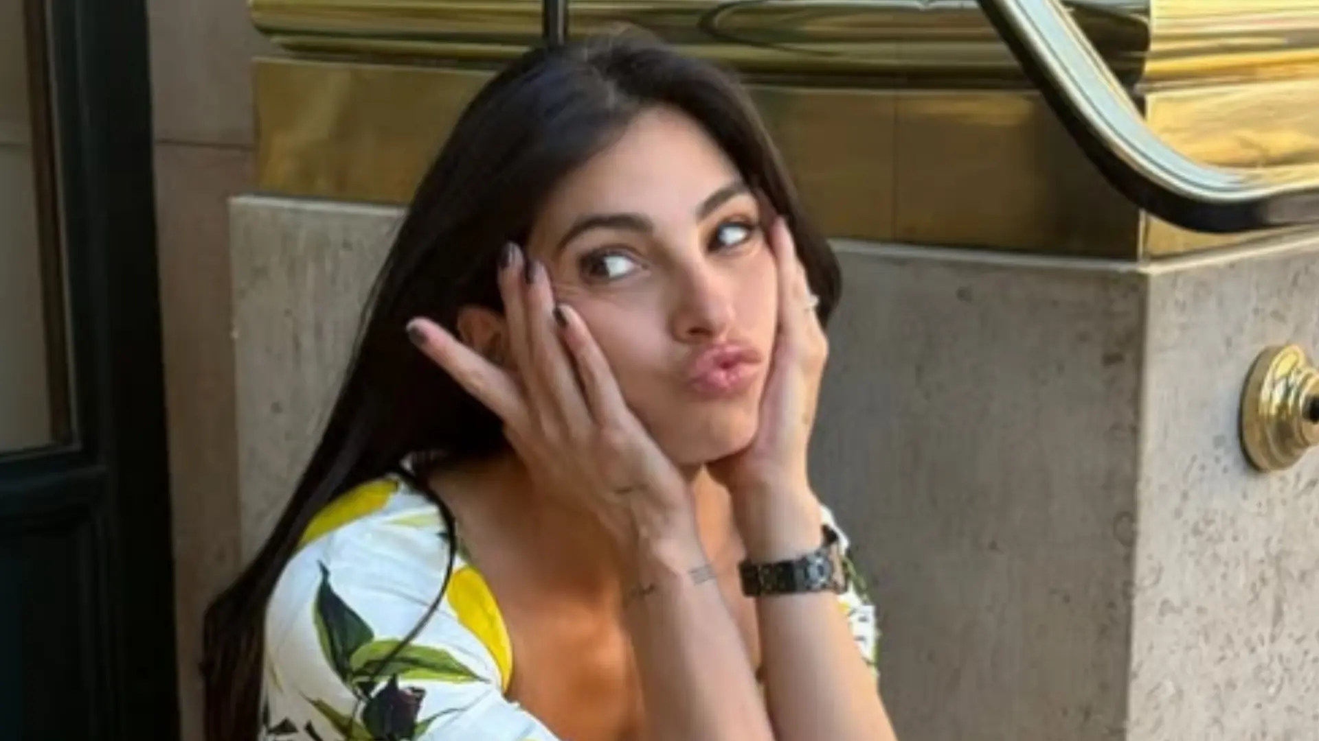 Anna Nooshin laat volgers dubbel genieten met foto in laaghangend topje