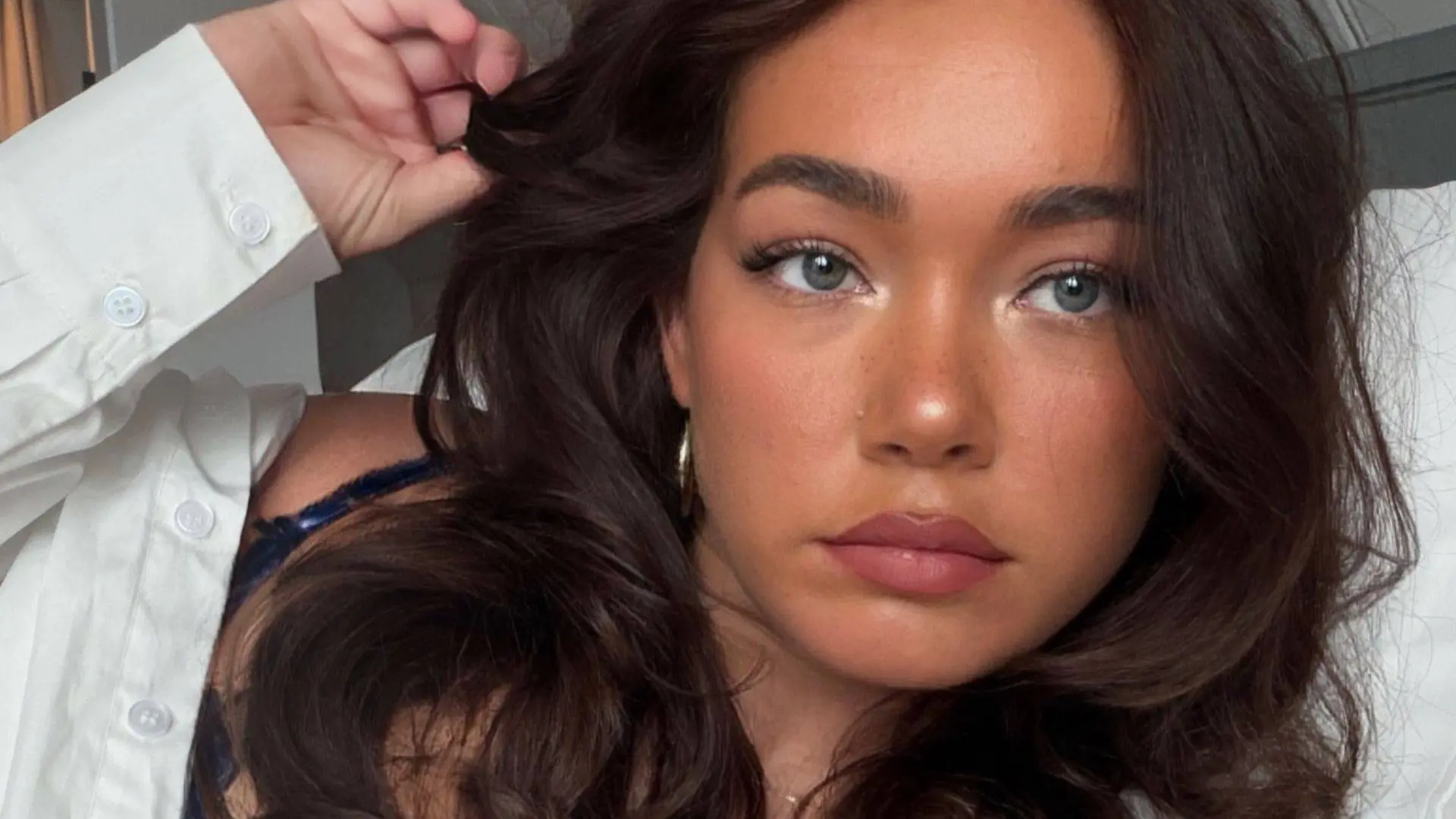 Influencer Lisa van der Valk showt hoe diep ze kan stretchen