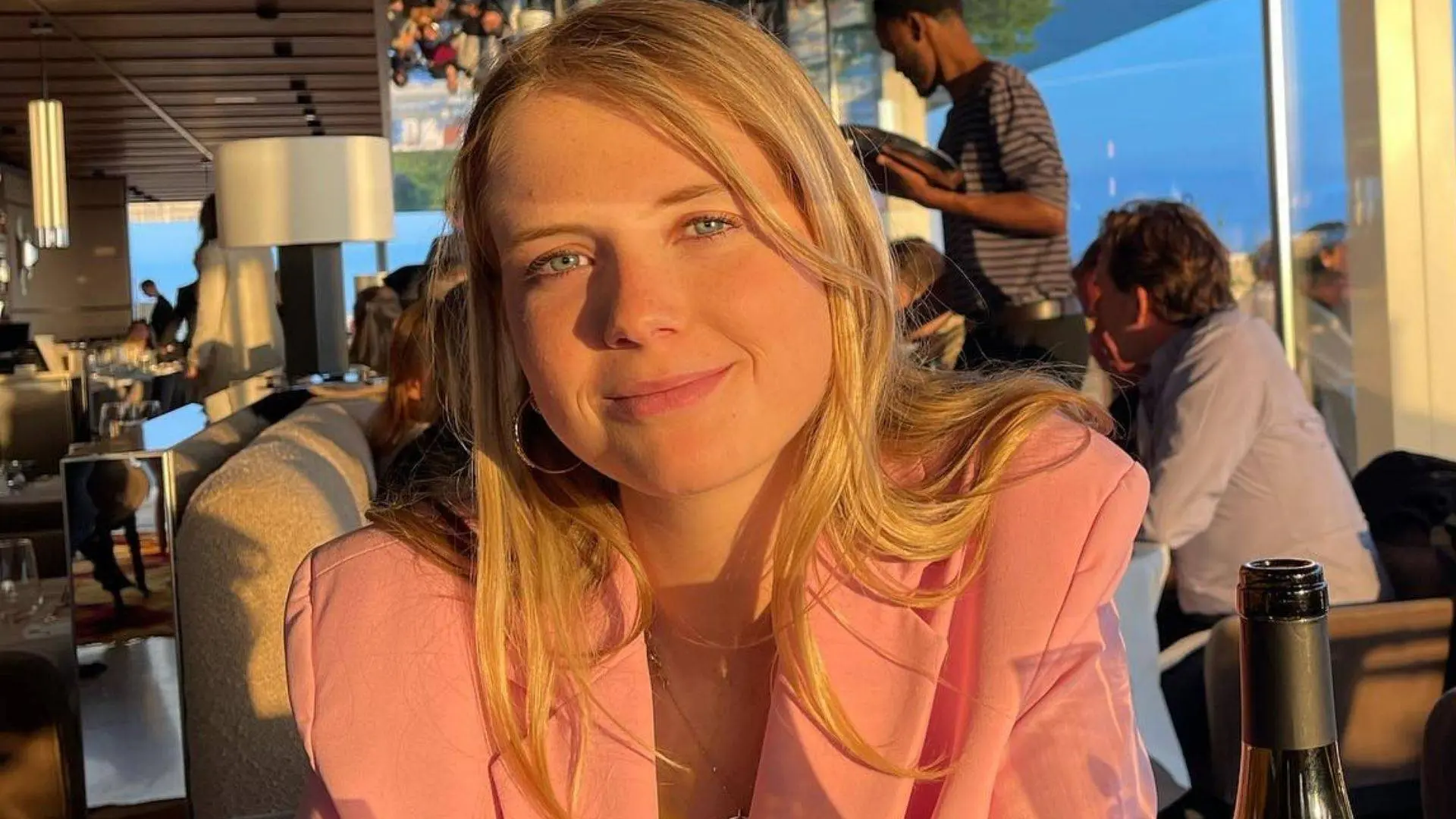 Noa Vahle verklapt duister geheimpje van haar neef Johnny de Mol: "Vuurpijl uit reet geschoten"