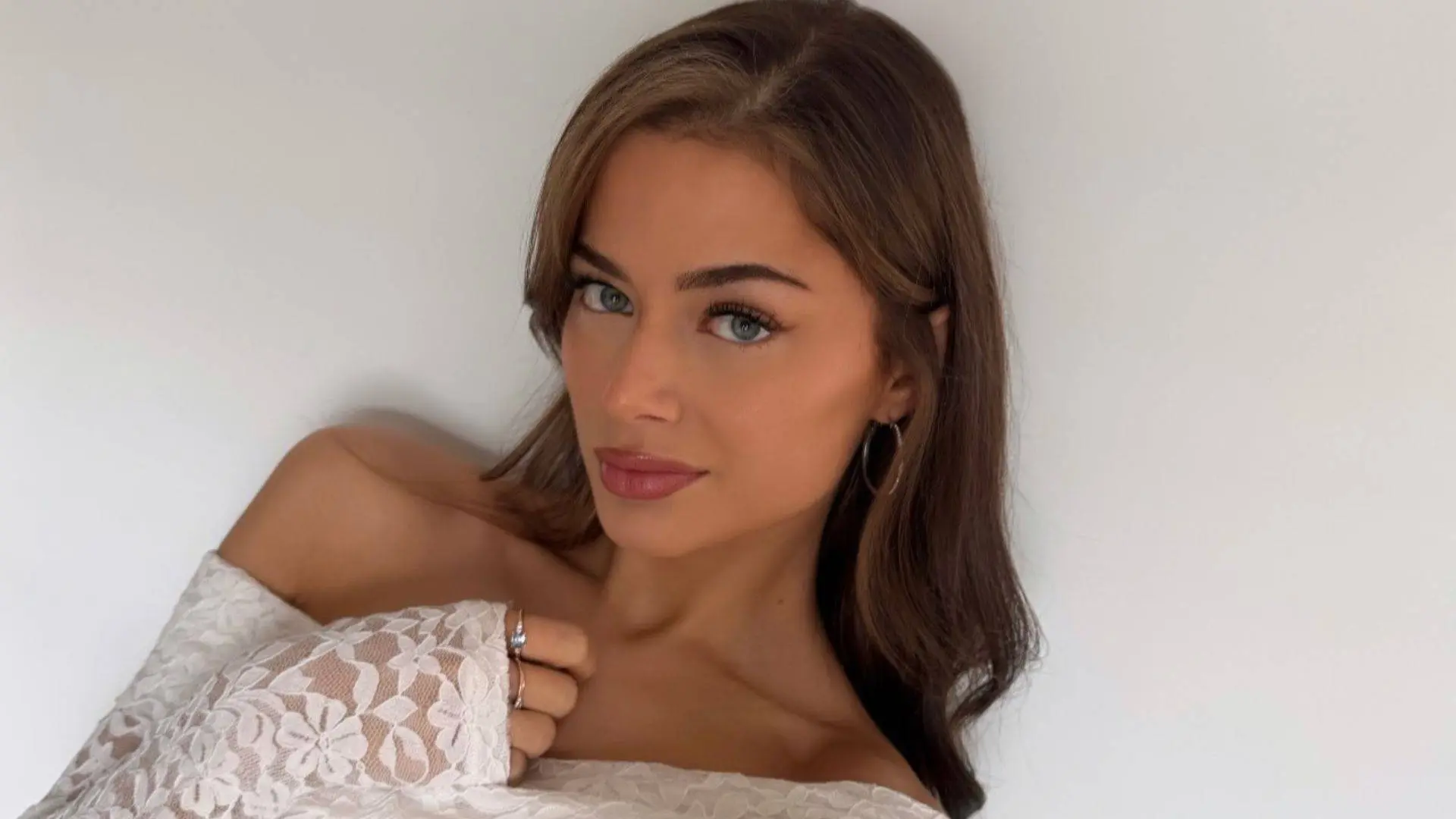 Stefania Liberakakis poseert voor fotoshoot en neemt risicootje met afzakkend topje