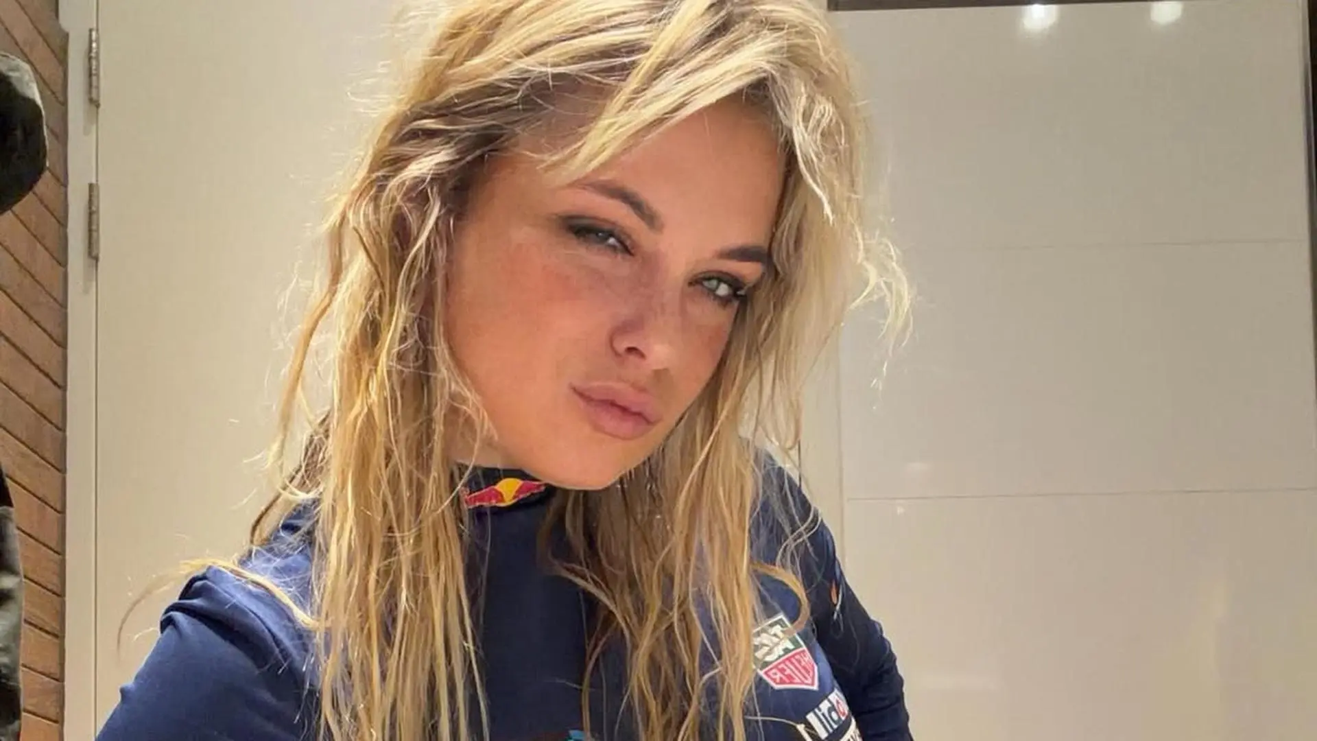 Sylvana IJsselmuiden gooit haar benen in de strijd en deelt heerlijke foto's vanaf terras
