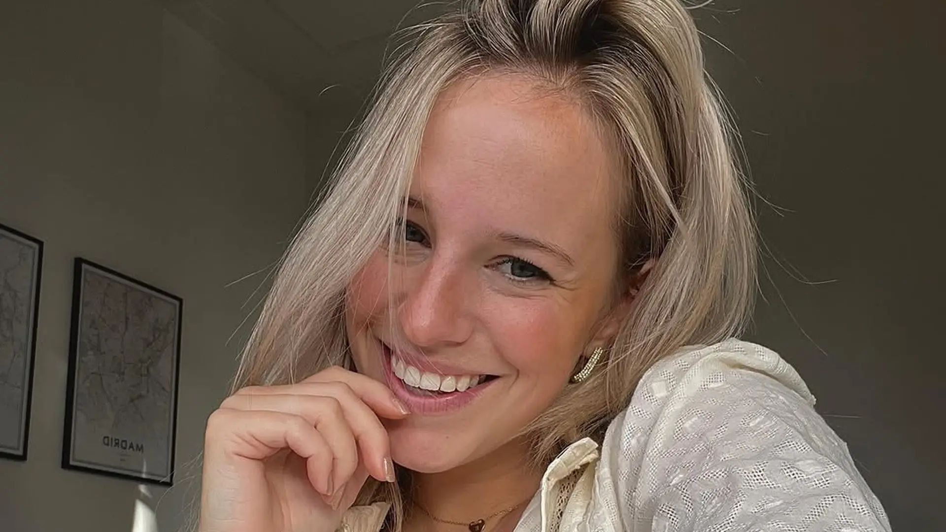 Onhandige Dee van der Zeeuw scheurt uit haar topje en baalt flink