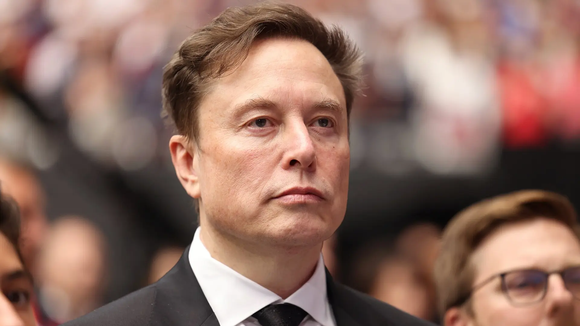 Elon Musk overziet Tesla-testritje op gevaarlijkste rotonde van Nederland