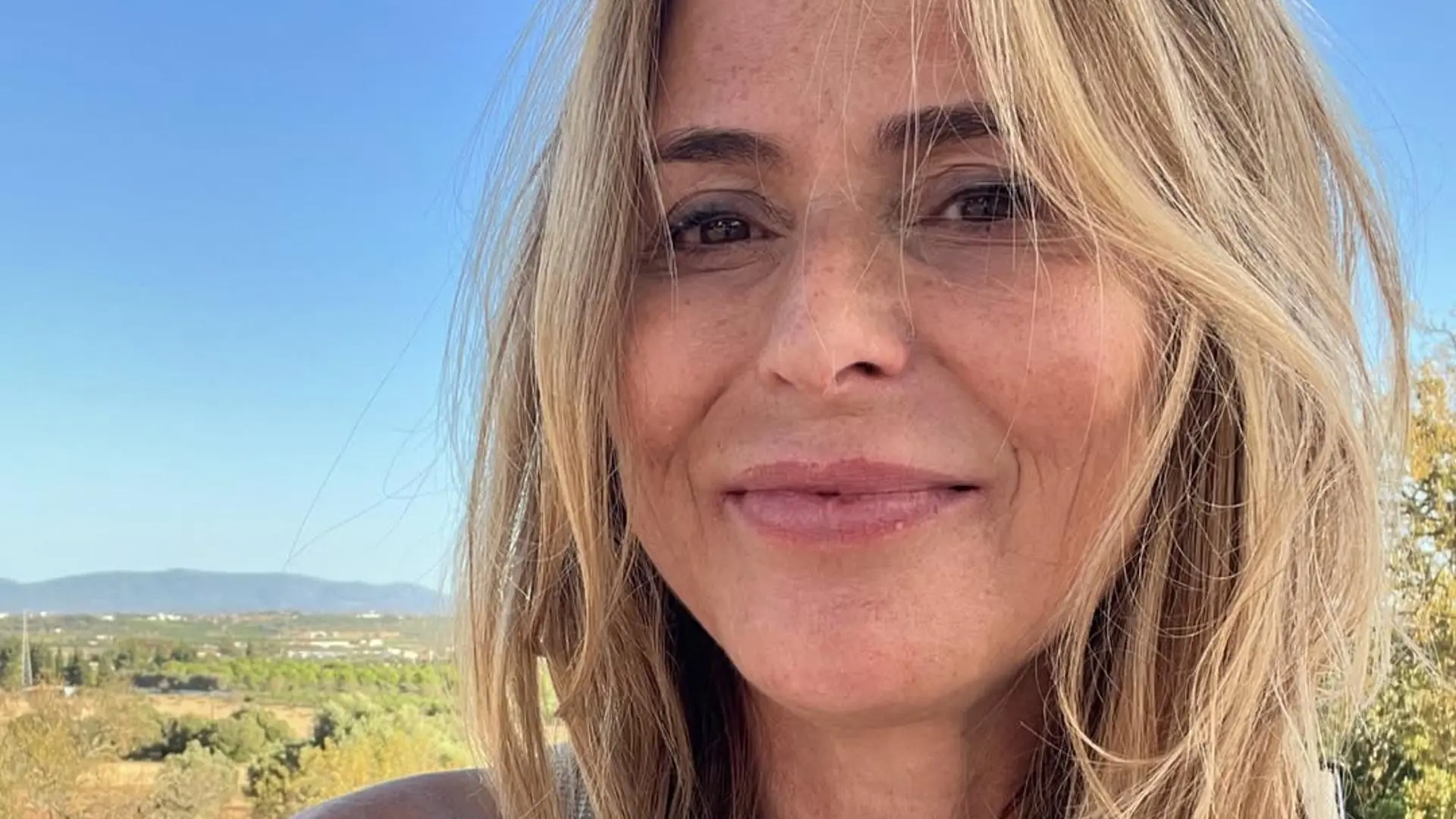 Heleen van Royen probeert zakenmannen wild te maken met pikante outfit op kantoor: "Misschien dit knoopje nog dicht"