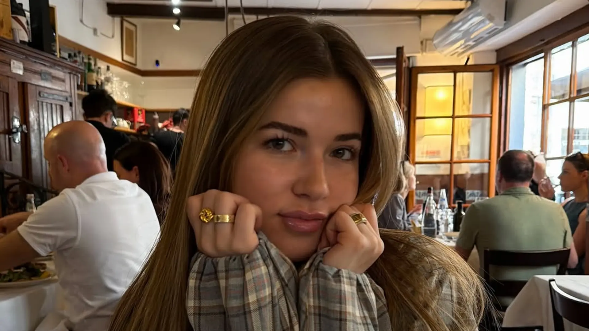 Jade Anna geniet in het zonnetje en knalt bijna uit haar sporttopje