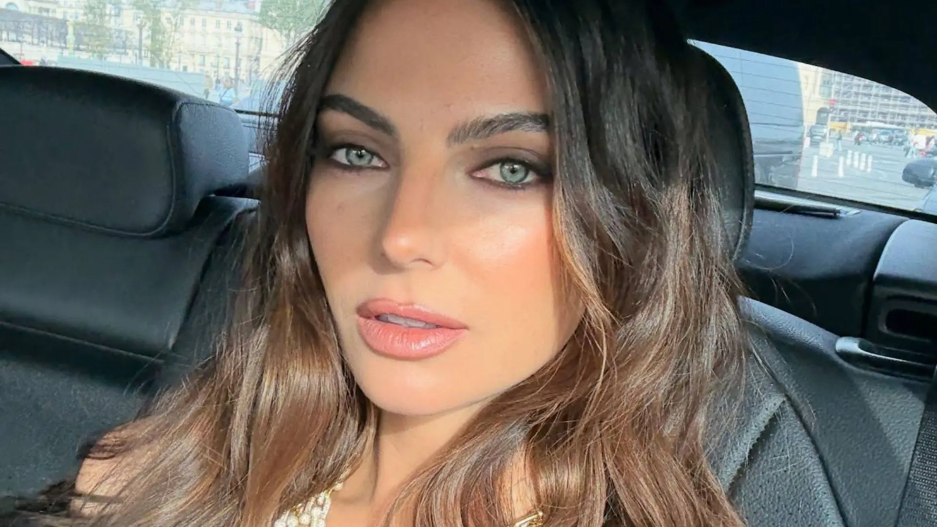 Kelly Piquet filmt verkleedpartijtje tijdens heerlijke fotoshoot